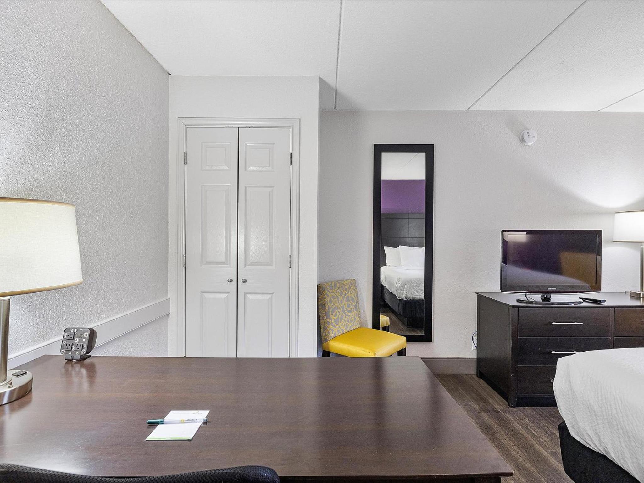 King Room with One kind Bed and One Sofa Bed - Non-Smoking