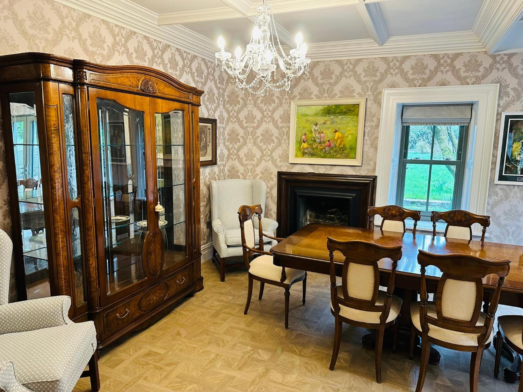 Seven-Bedroom House photo 2