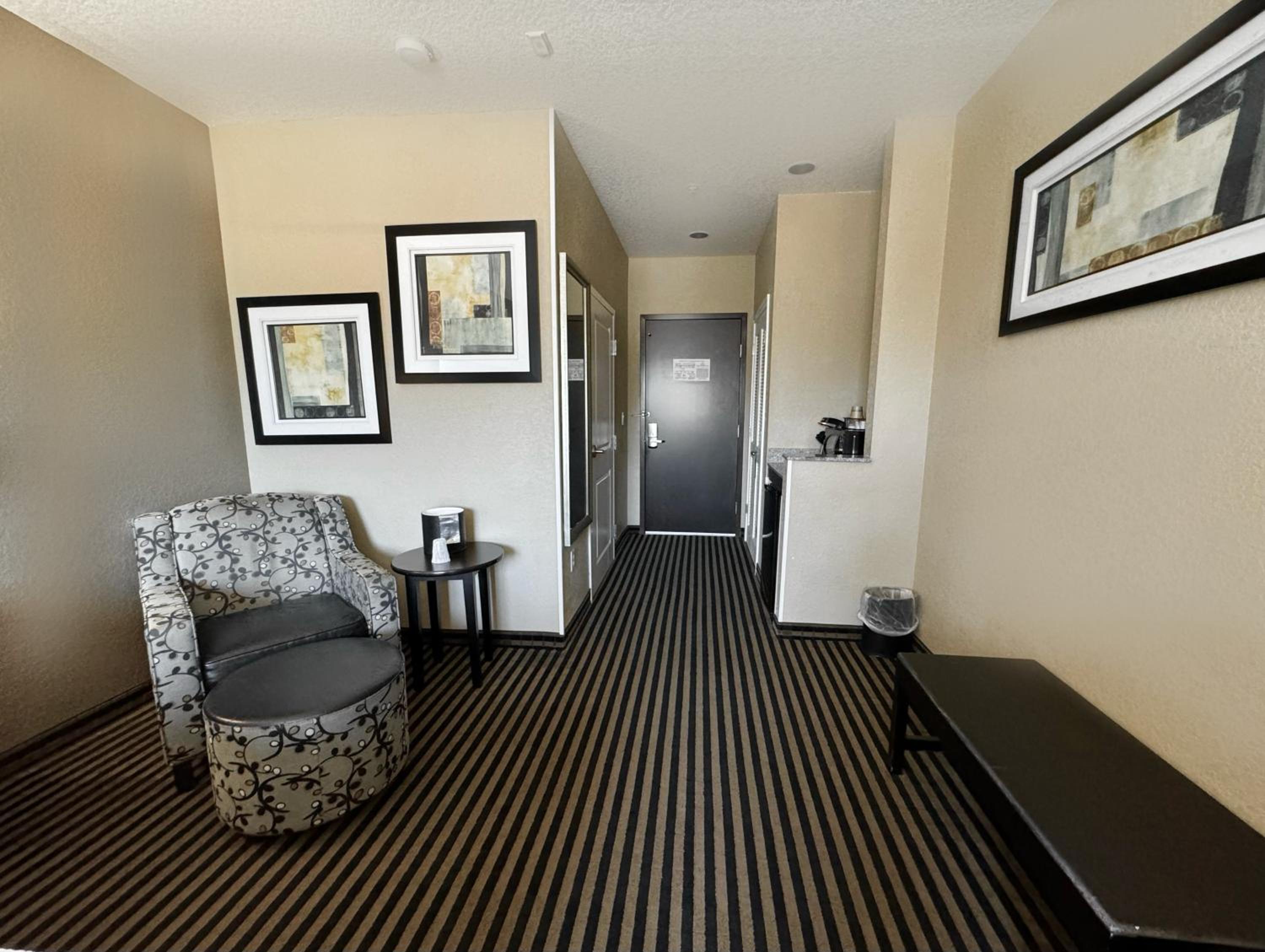 Standard King Room - Photo 7