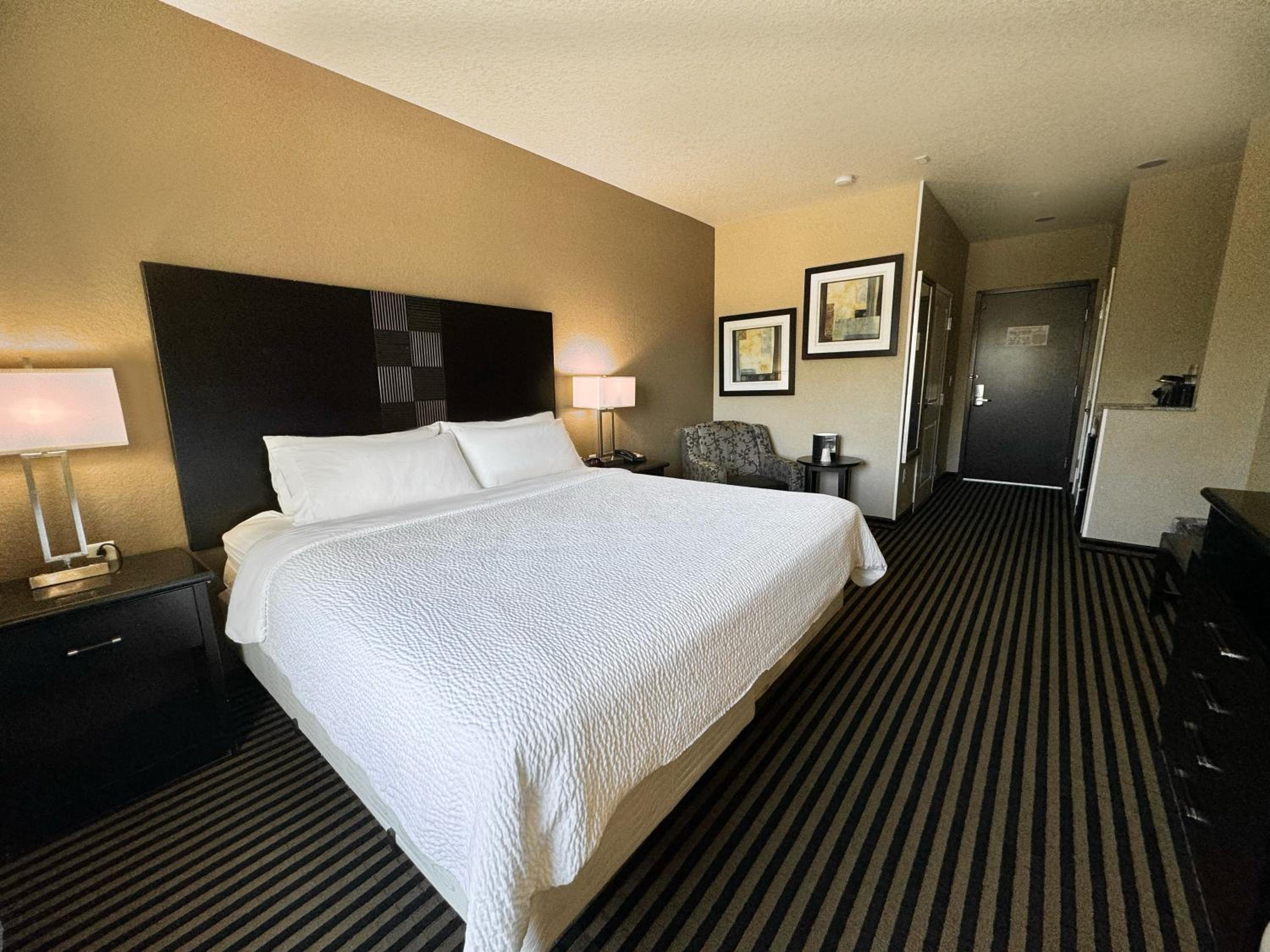 Standard King Room - Photo 6