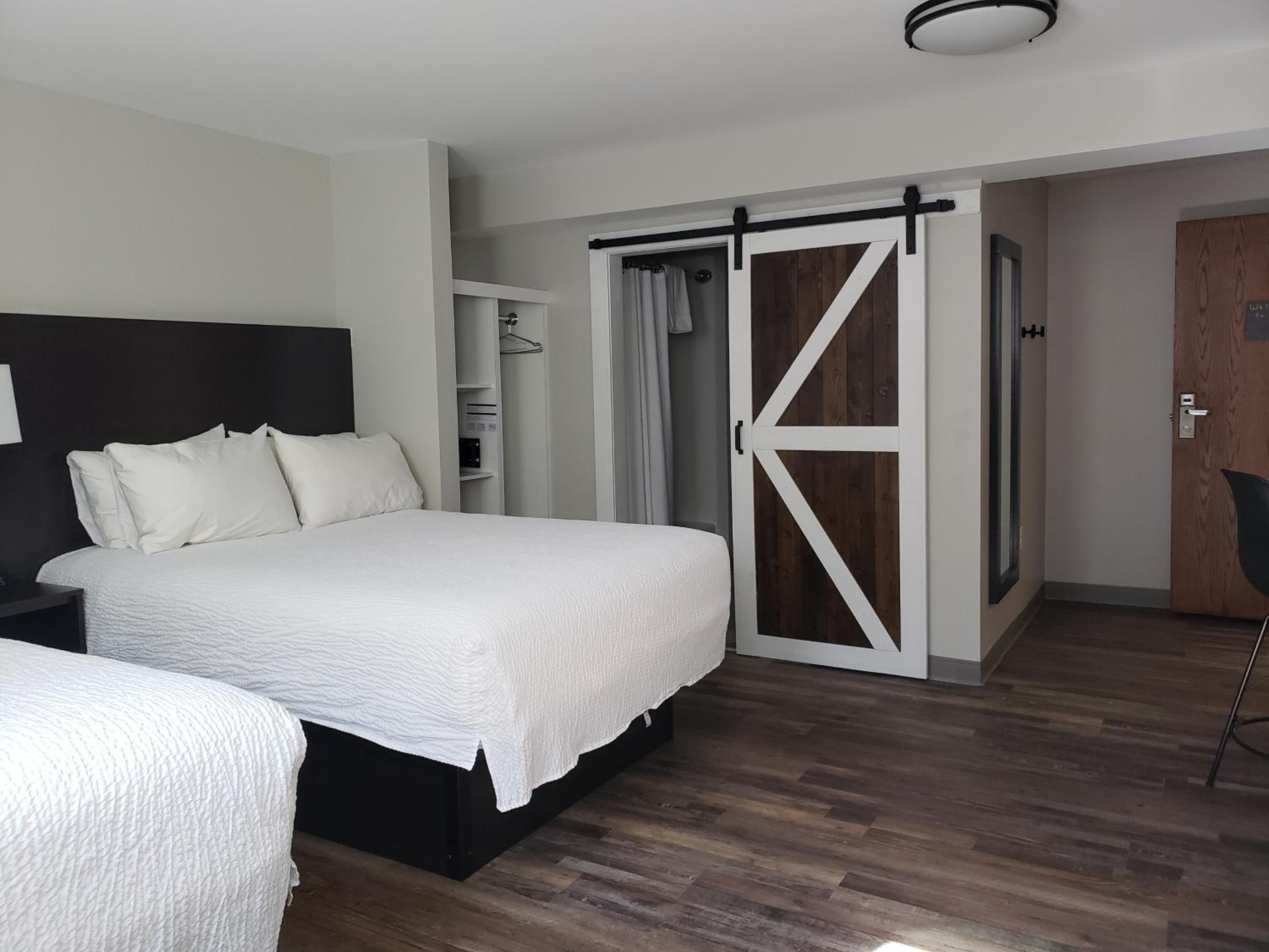 Quadruple Room With Bath photo 3