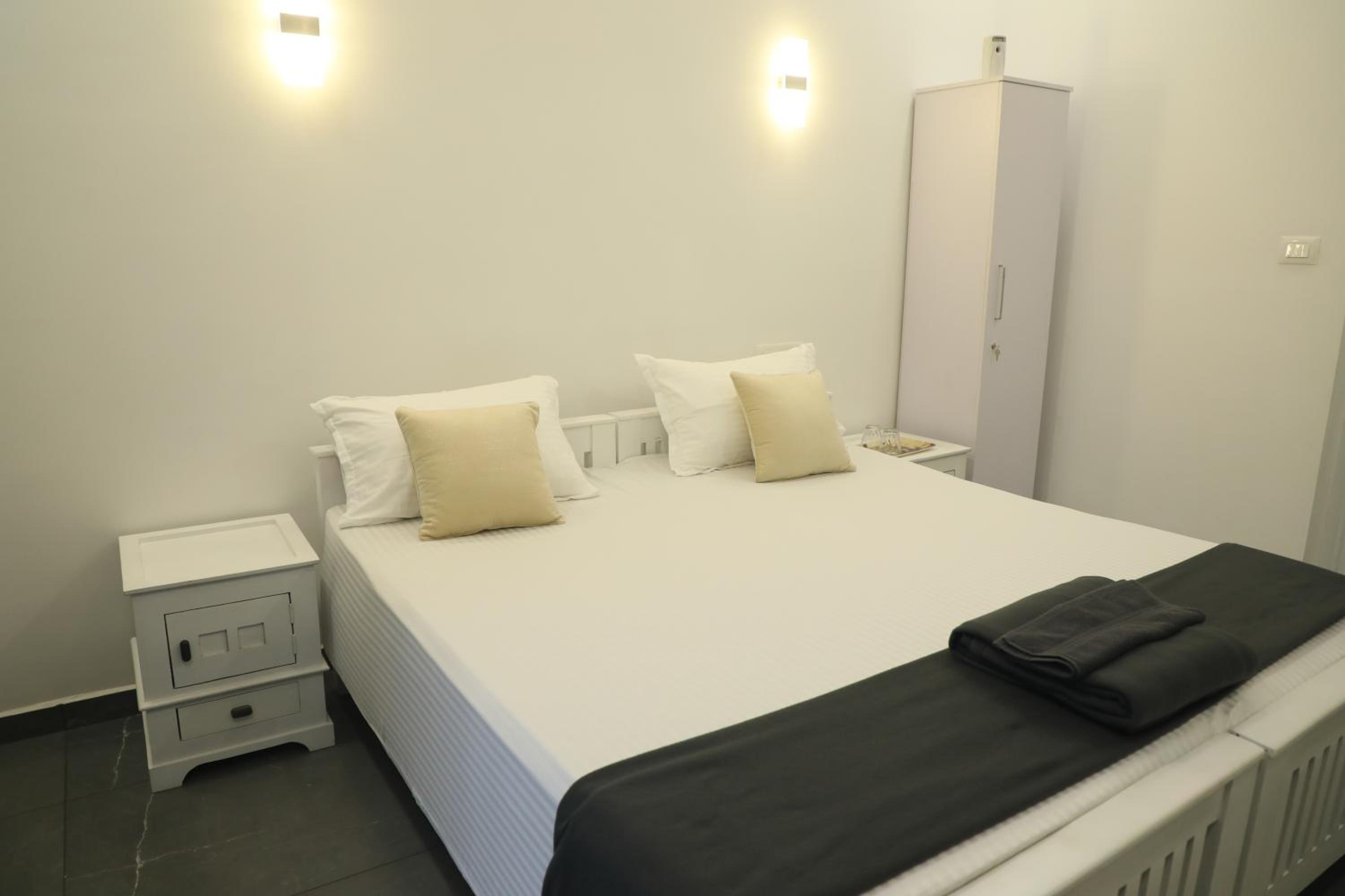 Double or Twin Room with Side Sea View photo 3