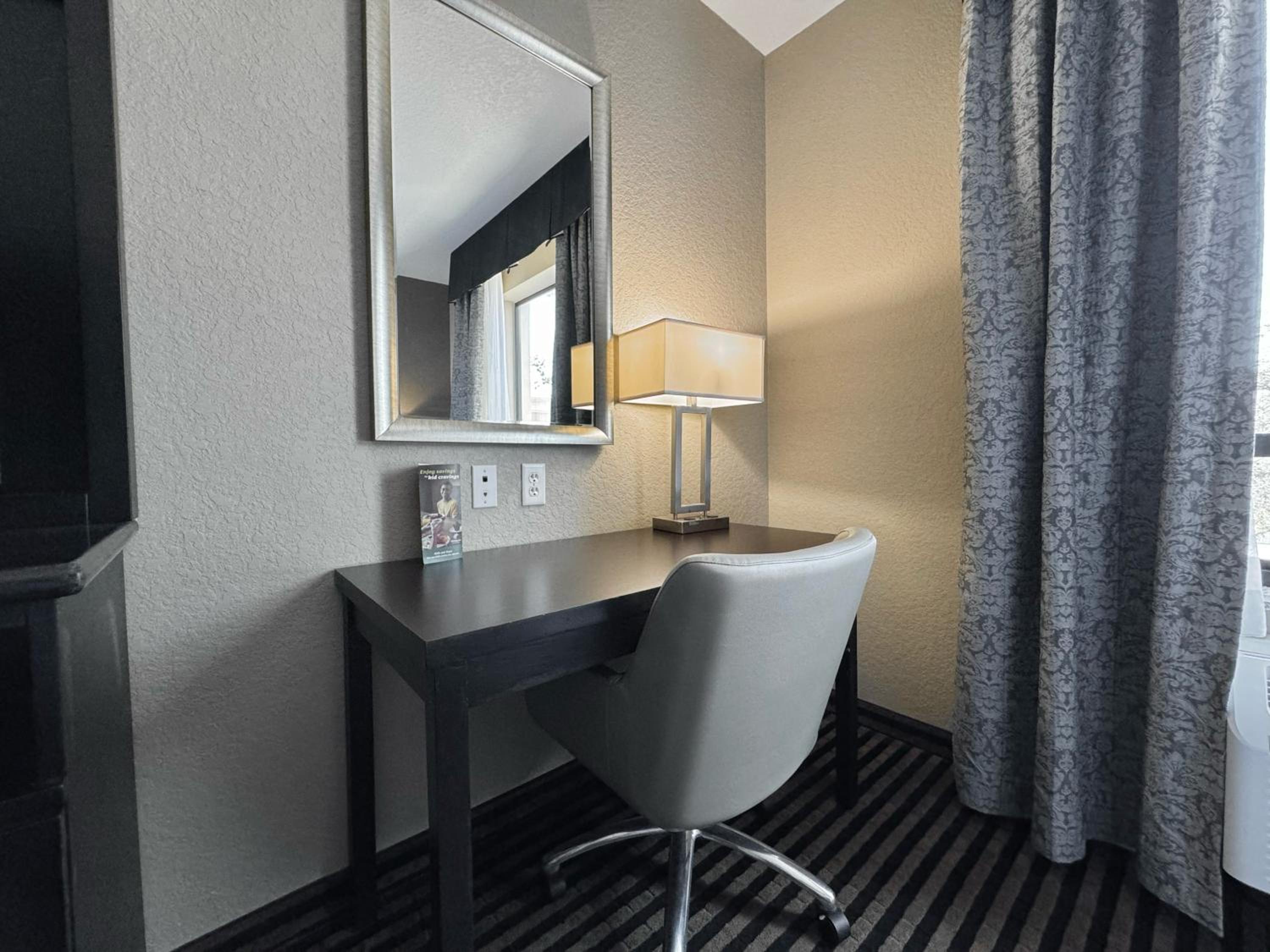 Standard Room with Two Queen Beds - Photo 6