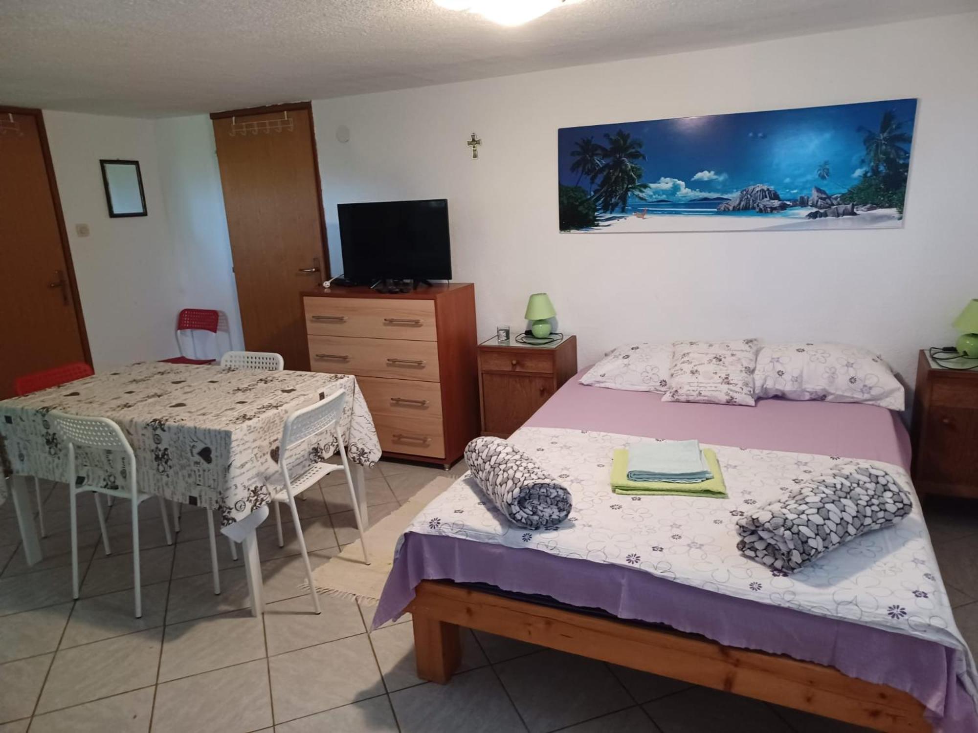 One-Bedroom Apartment photo 2