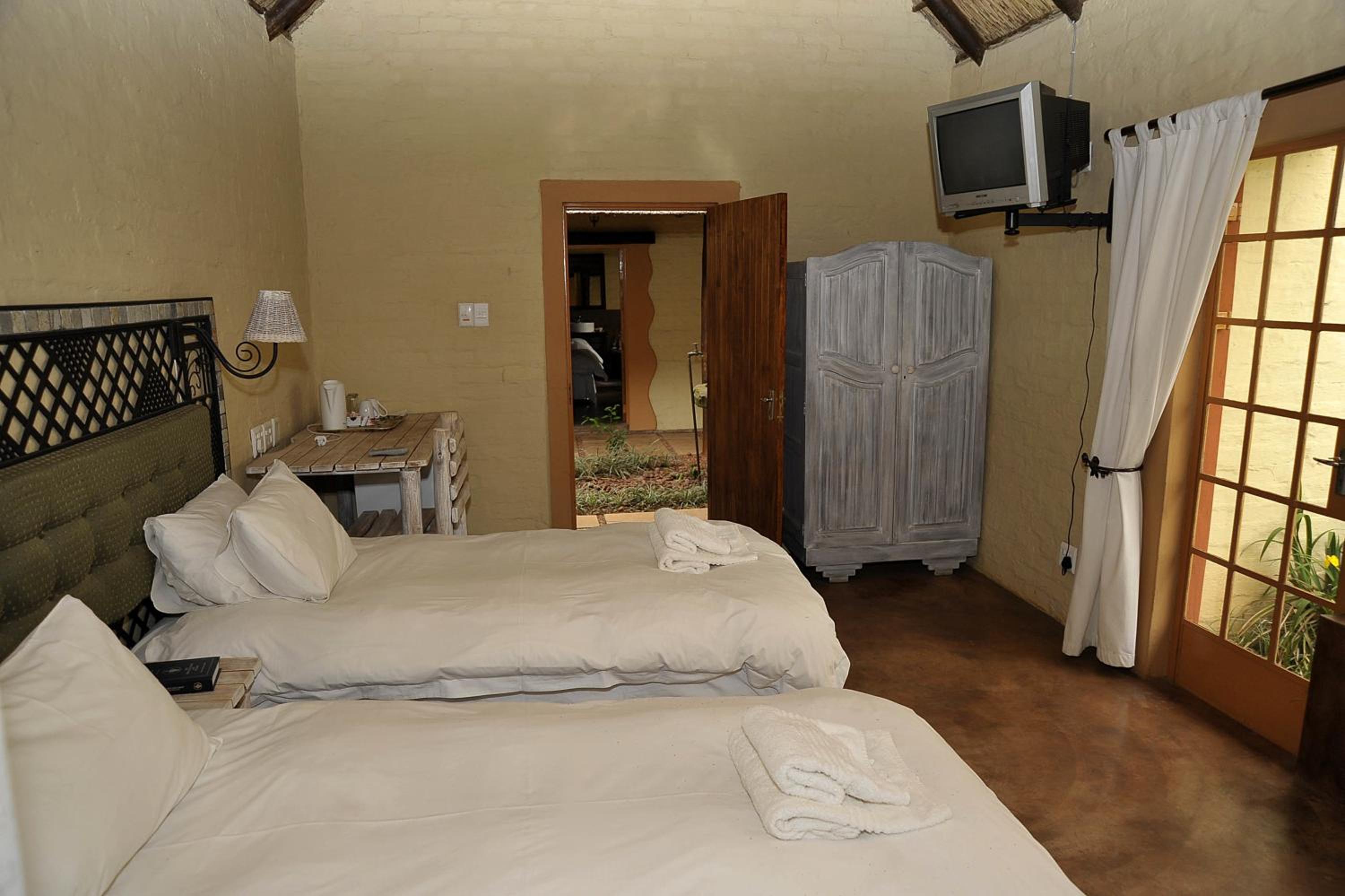 Twin Room with Garden View - Photo 4