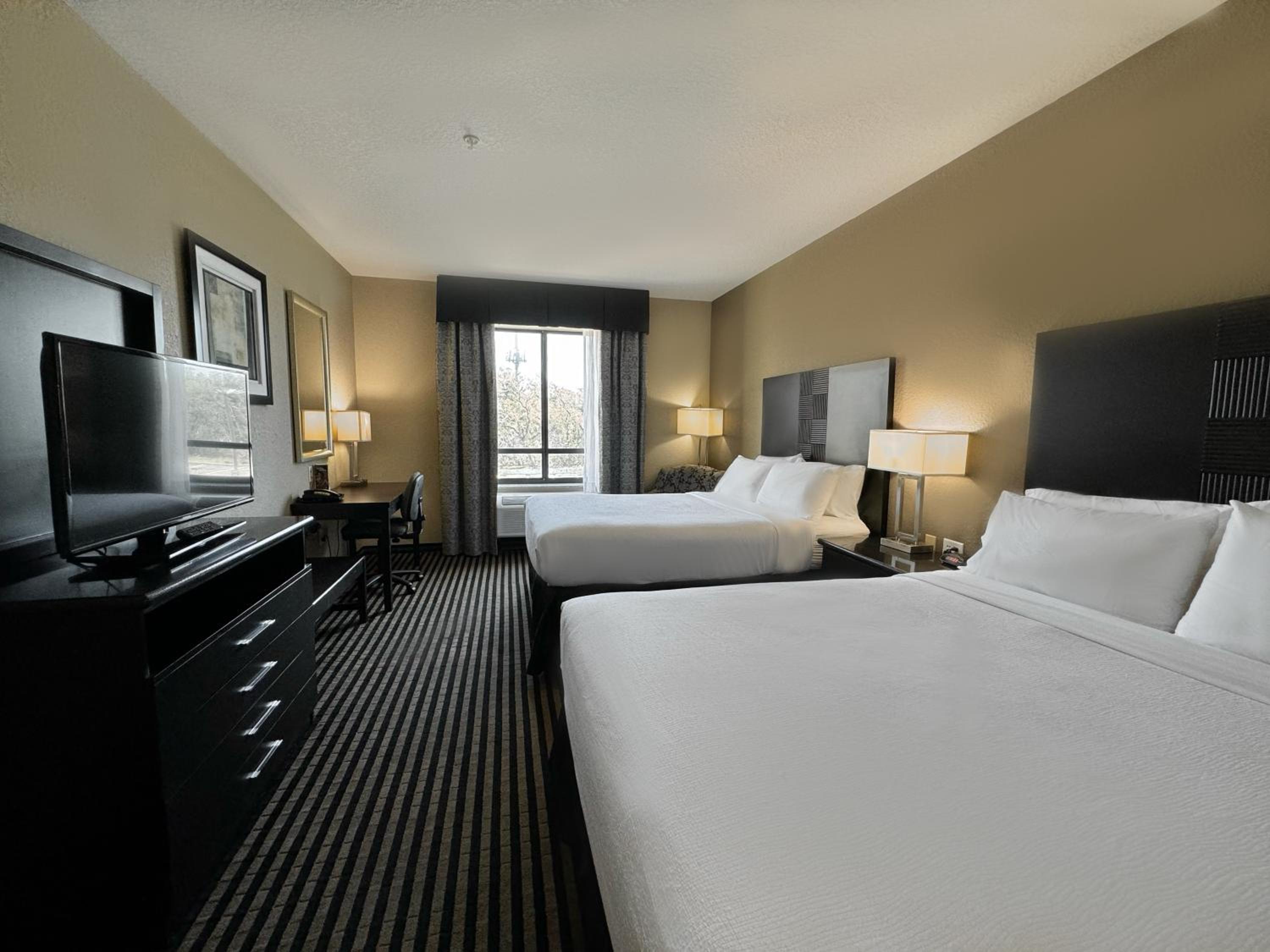 Standard Room with Two Queen Beds - Photo 1