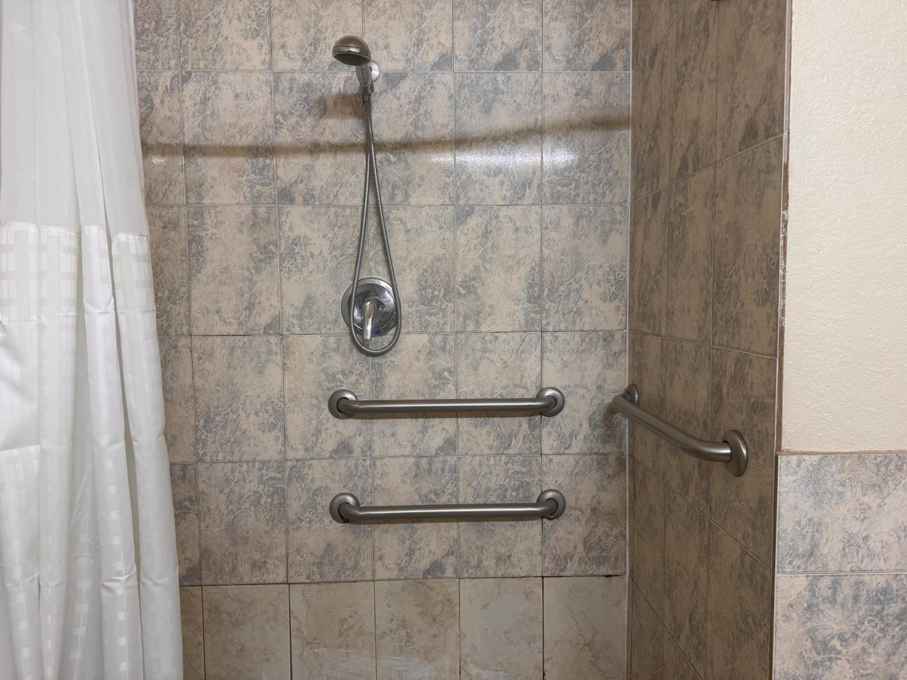 King Room with Bath Tub - Mobility Accessible/Non-Smoking - Photo 2