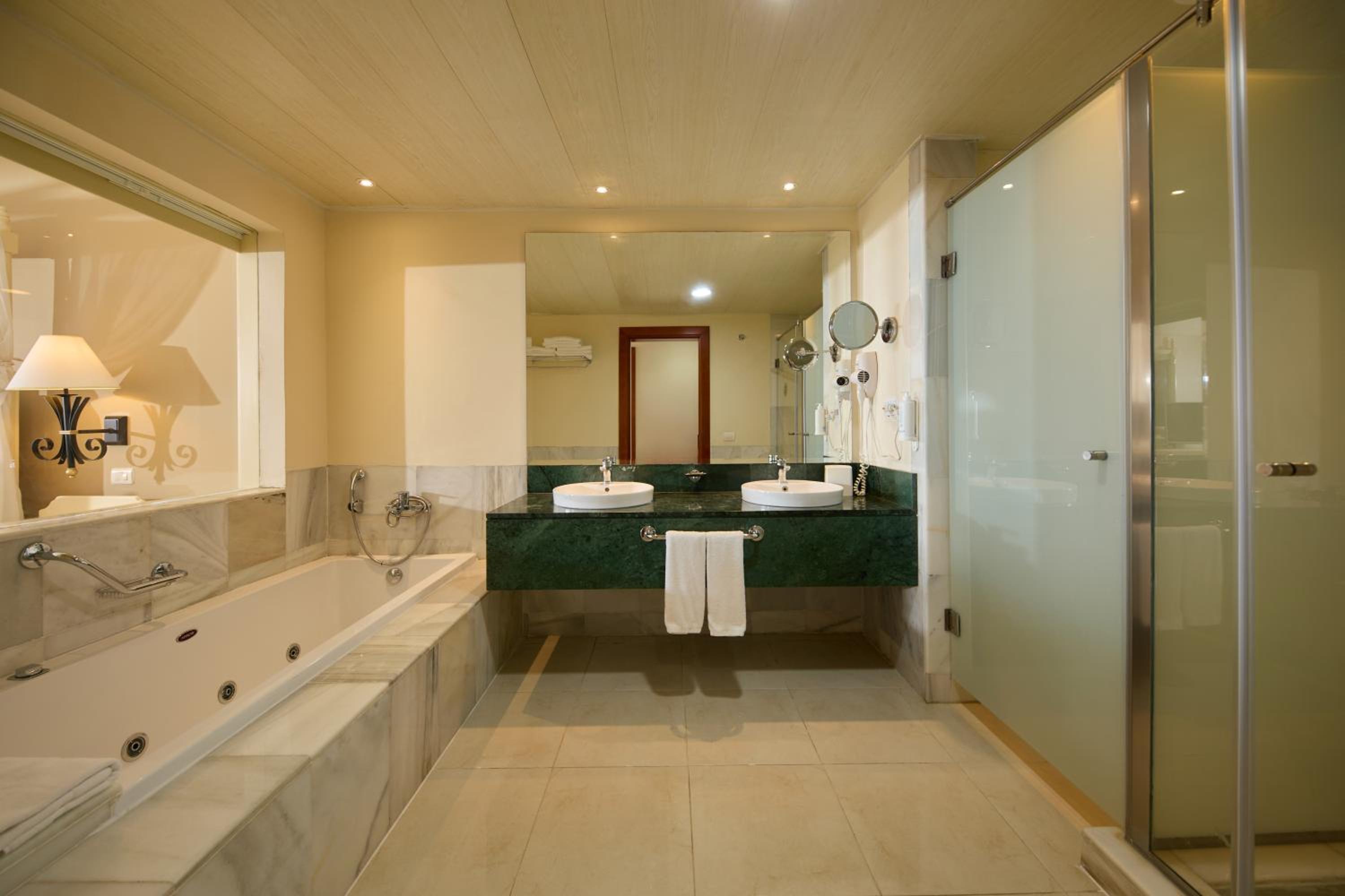 Junior Suite Deluxe Ocean Front  (1 Adult) photo 2