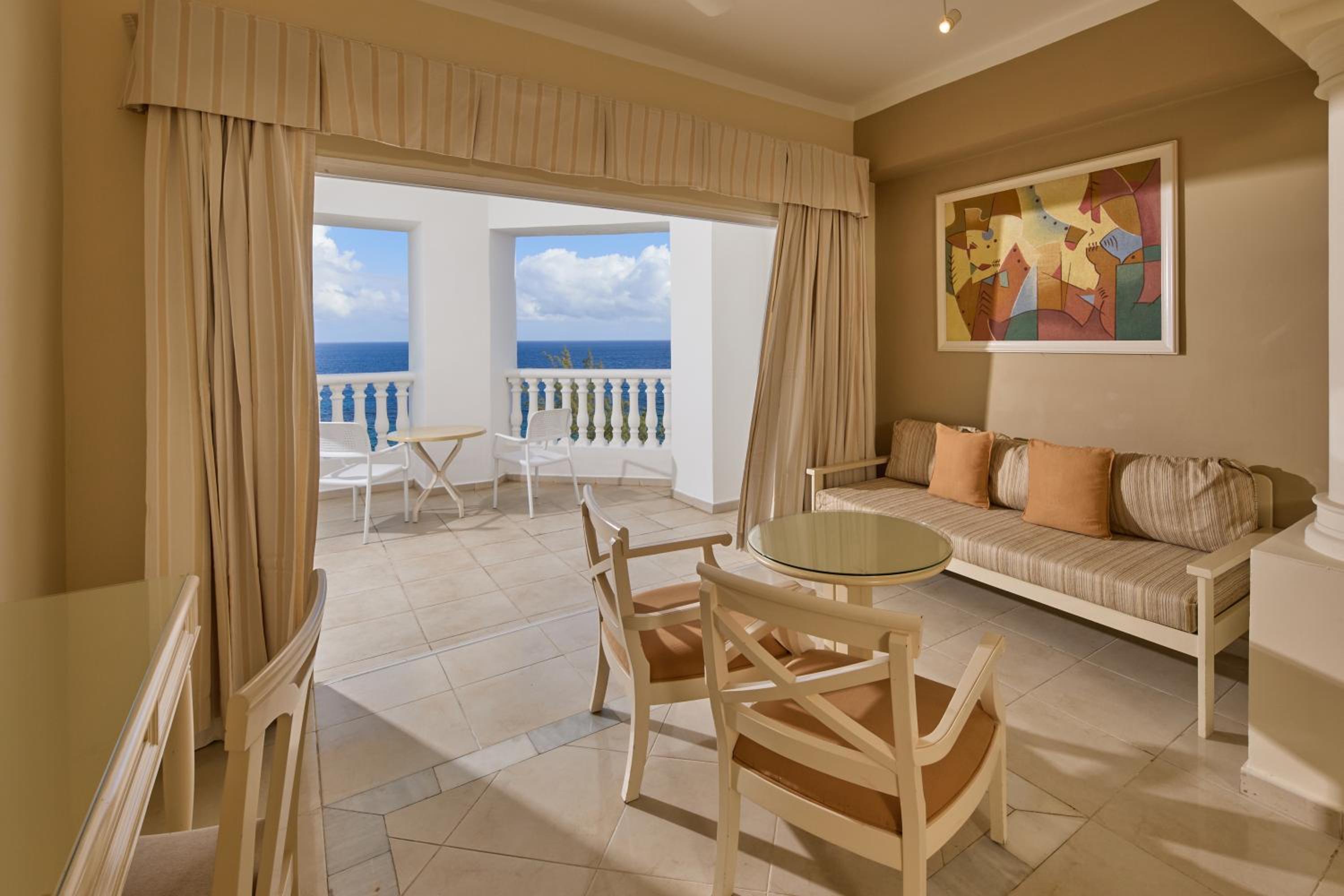 Junior Suite Deluxe Ocean Front  (1 Adult) photo 3
