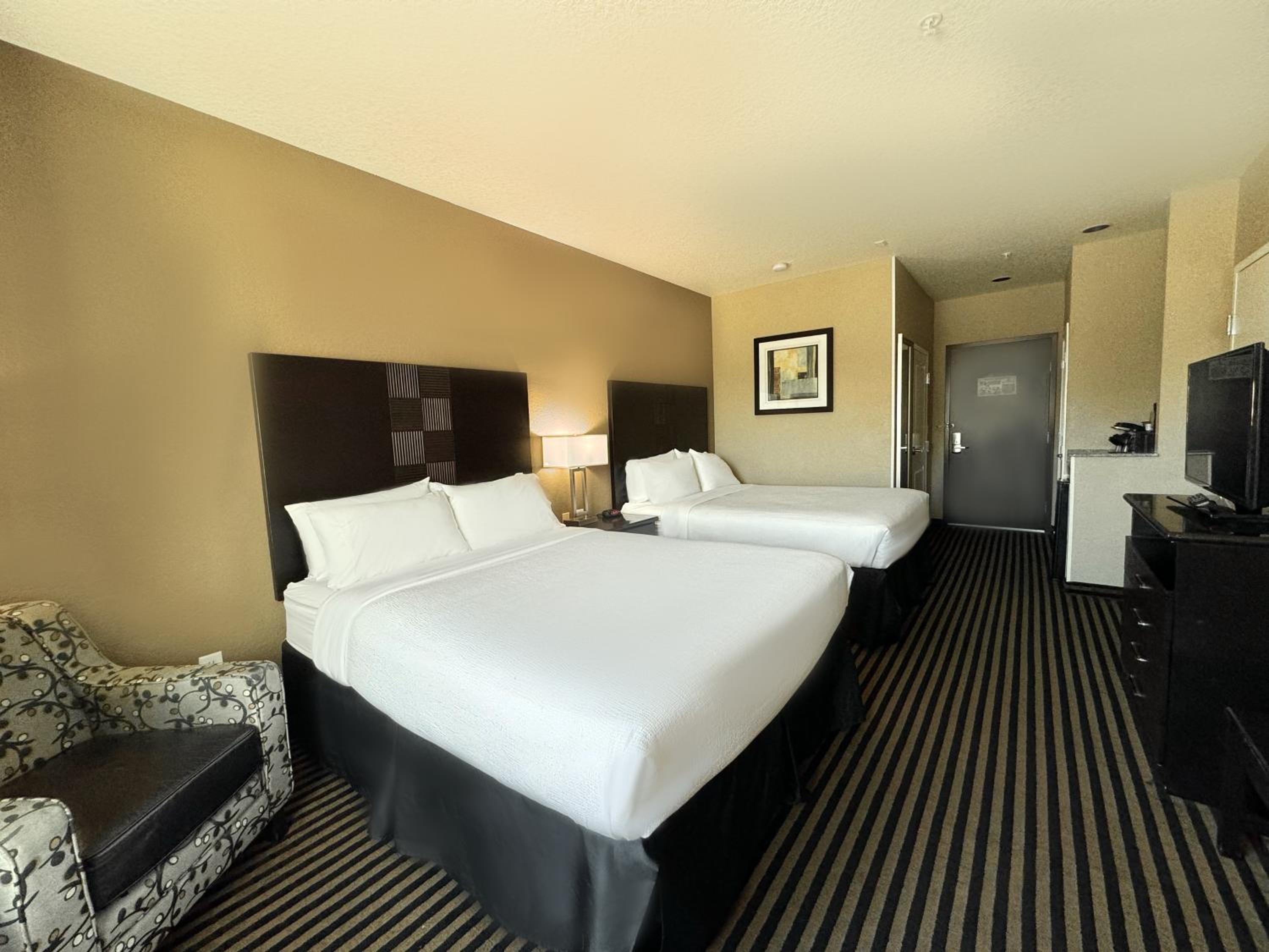 Standard Room with Two Queen Beds - Communications Accessible Tub - Photo 1