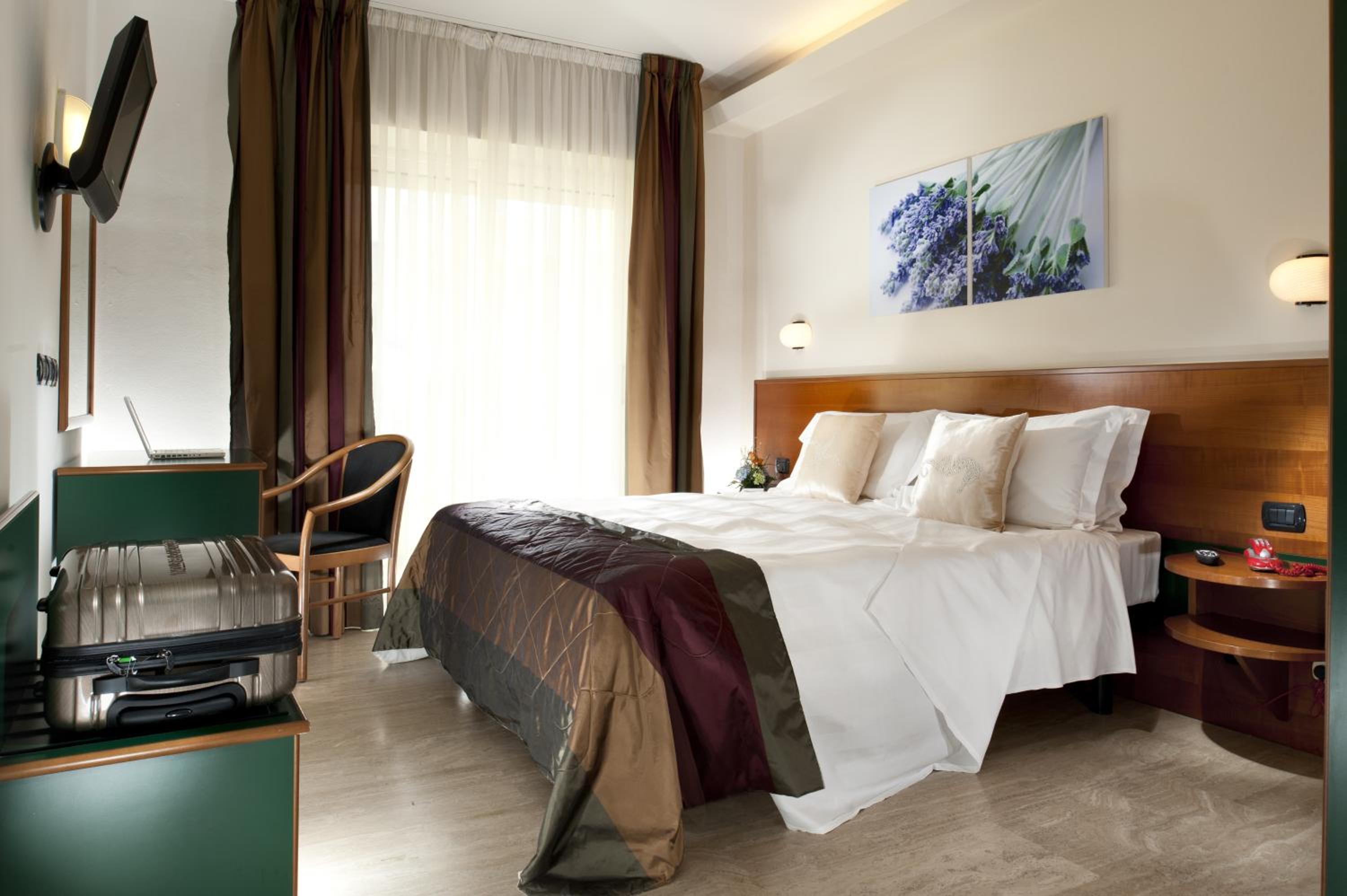 Suite with Balcony - Photo 12