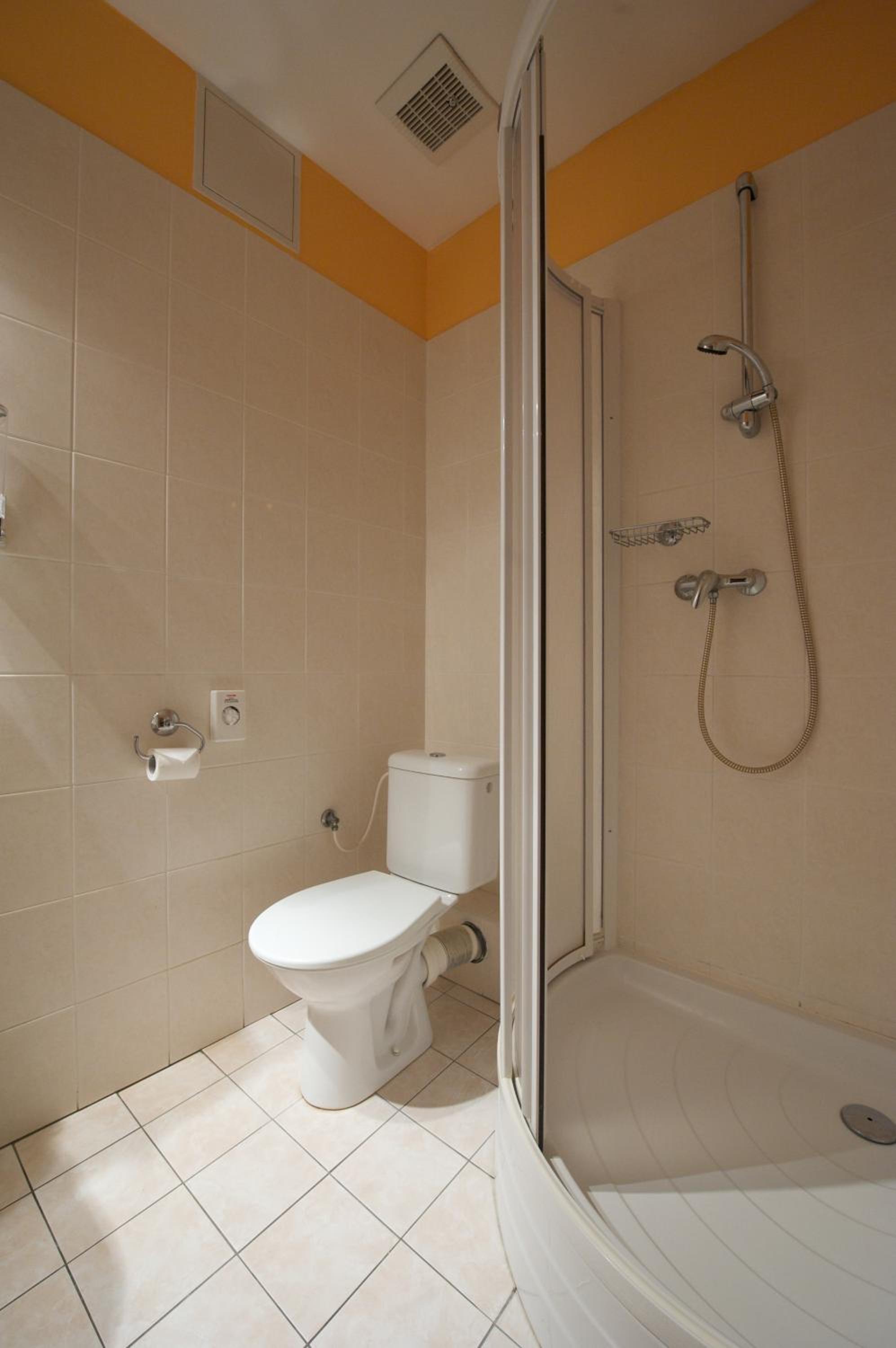 Double or Twin Room - Photo 12