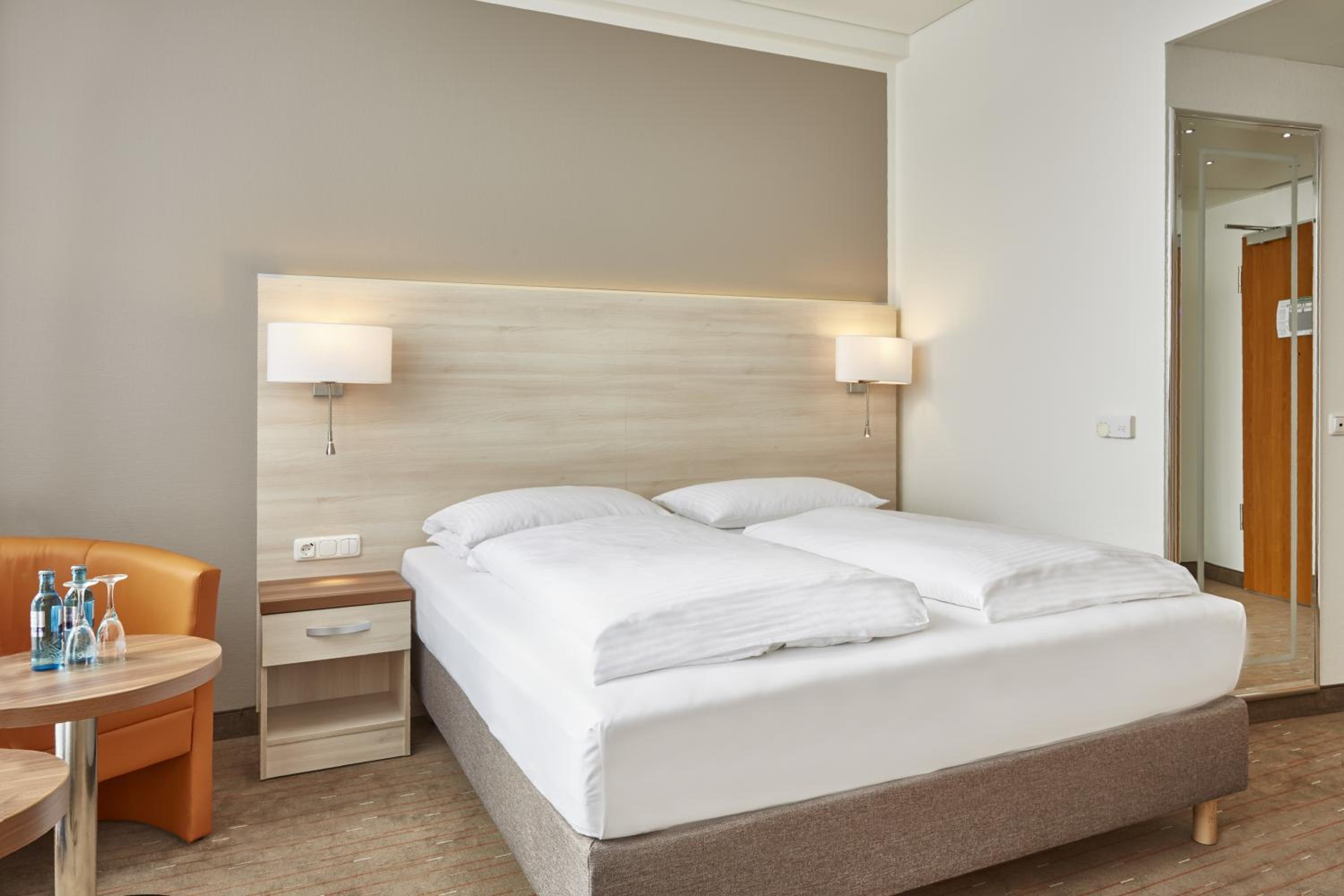 Business Double Room thumbnail 5
