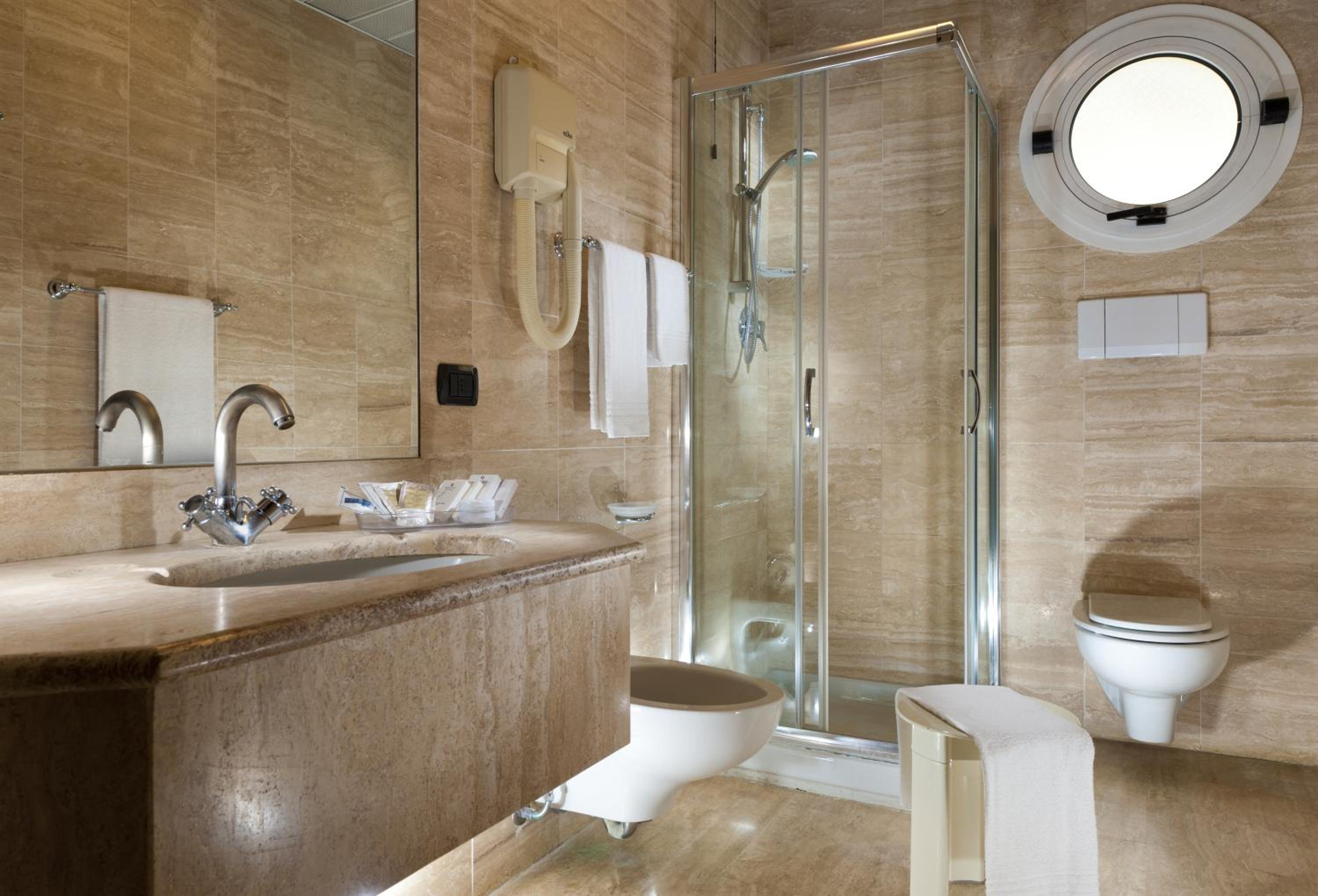Suite with Balcony - Photo 11