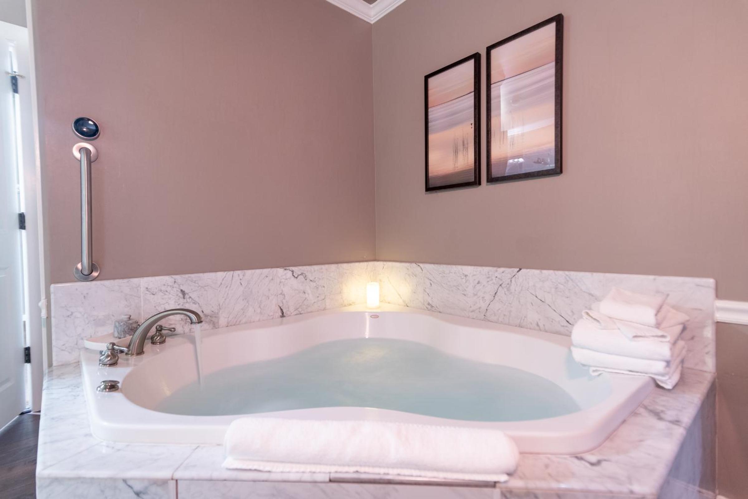 Refresh Couples Spa Room with Balcony photo 2