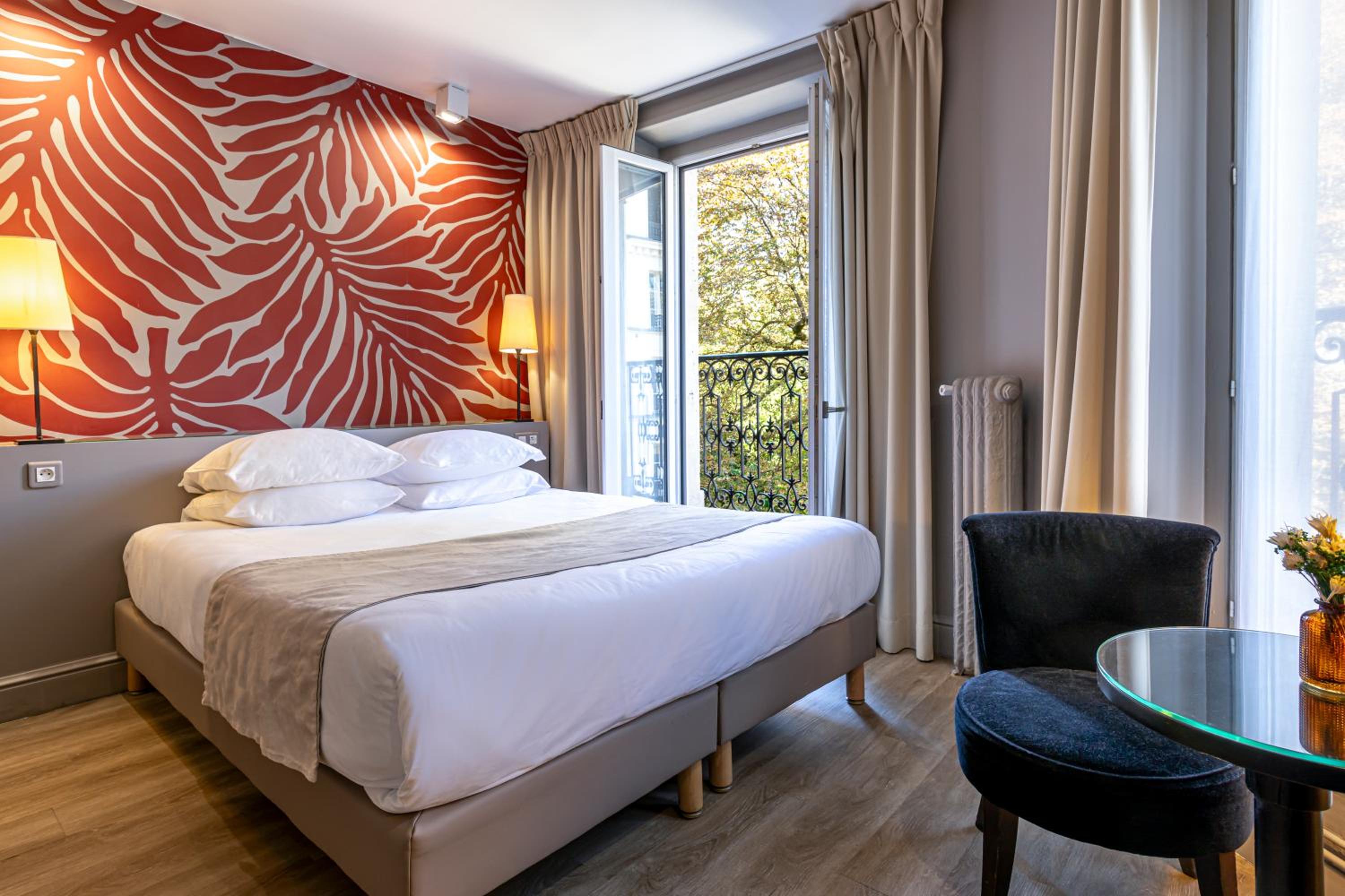 Superior Double Room thumbnail 6