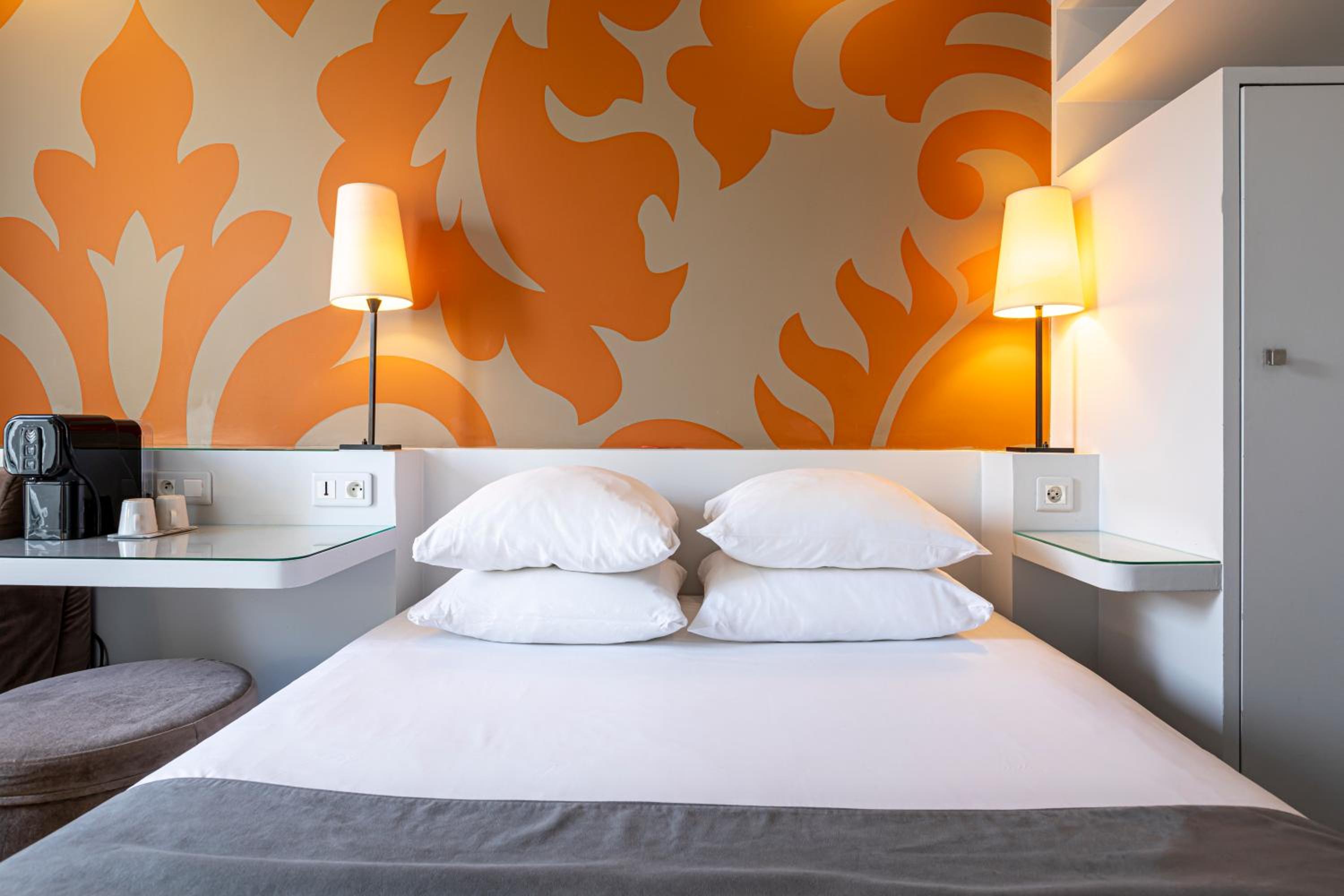 Deluxe Double Room with Balcony thumbnail 5