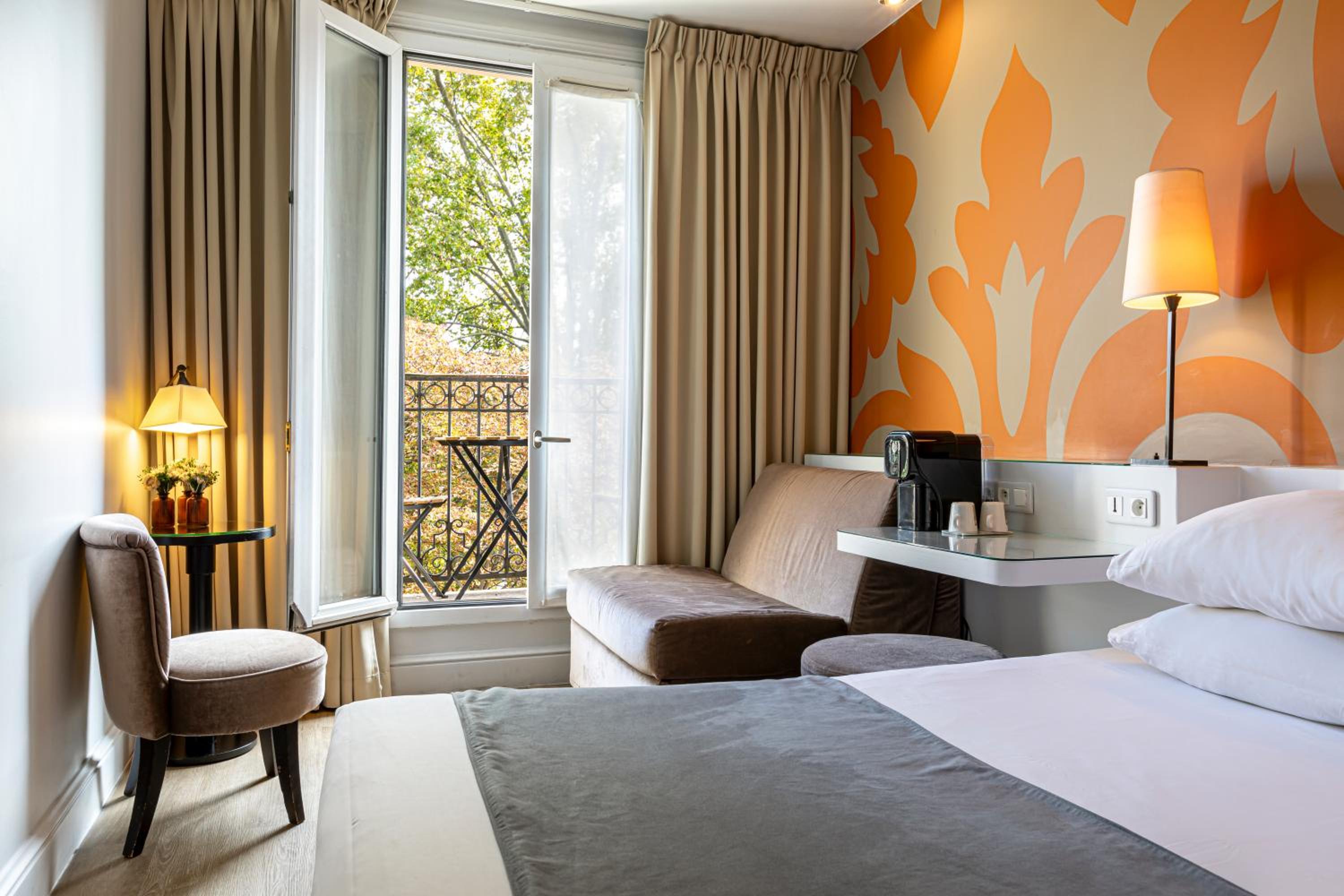 Deluxe Double Room with Balcony thumbnail 6