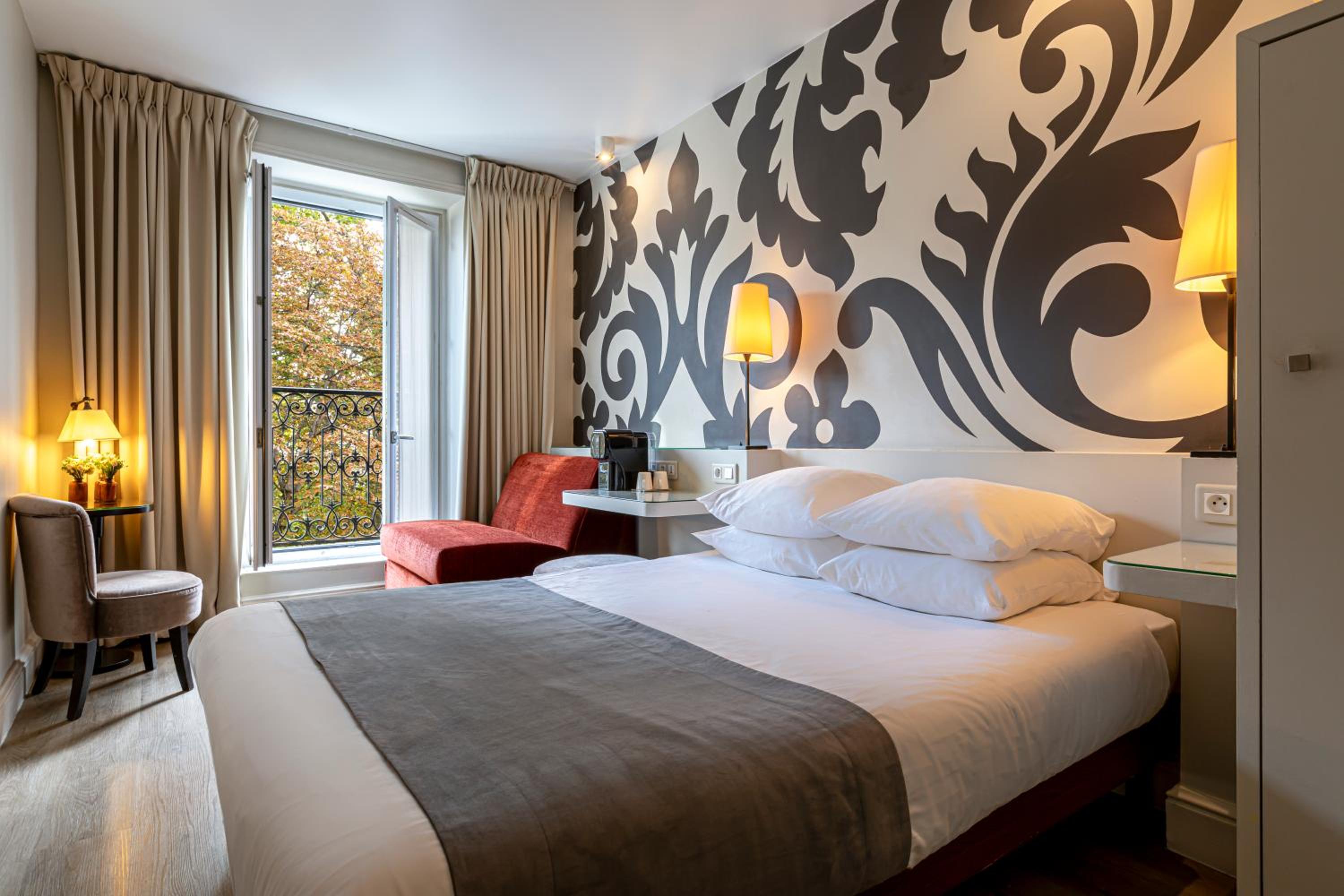 Superior room with garden view thumbnail 6