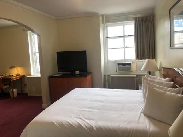 Deluxe King Suite with One King Bed - Non-Smoking - Photo 1