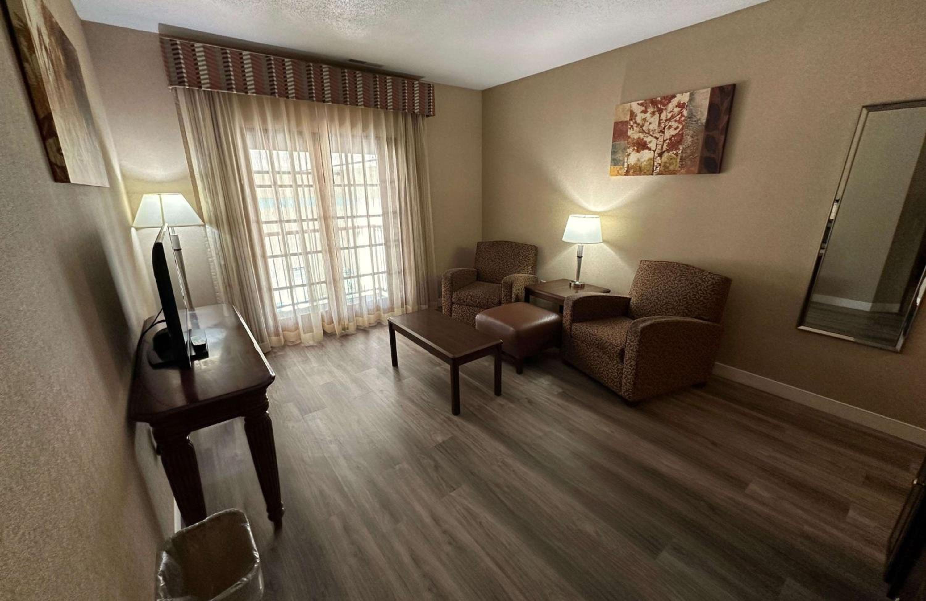 King Suite with Whirlpool and Balcony - Non-Smoking photo 2