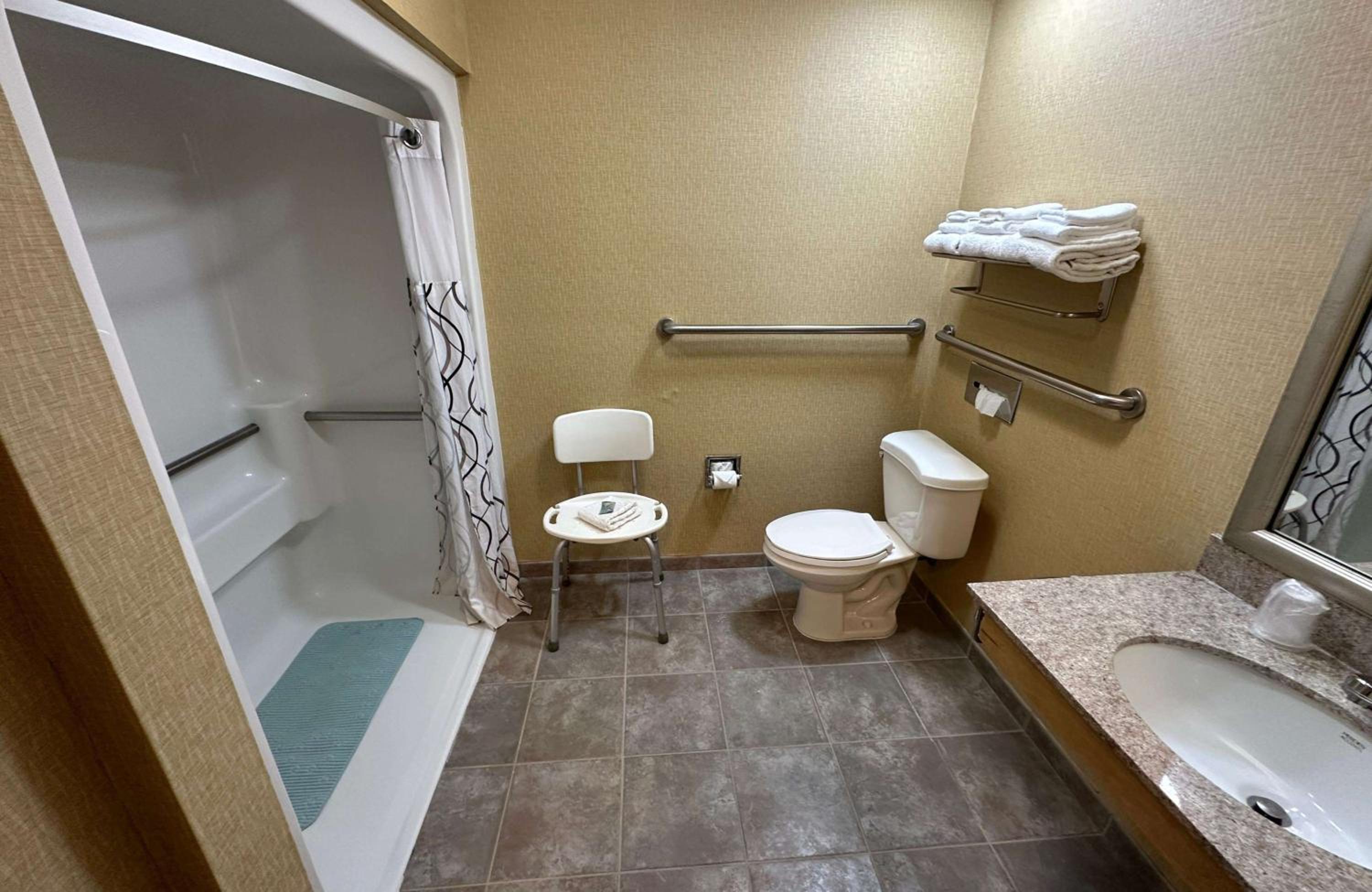 Queen Room with Two Queen Beds and Roll-In Shower - Disability Access/Non-Smoking photo 3