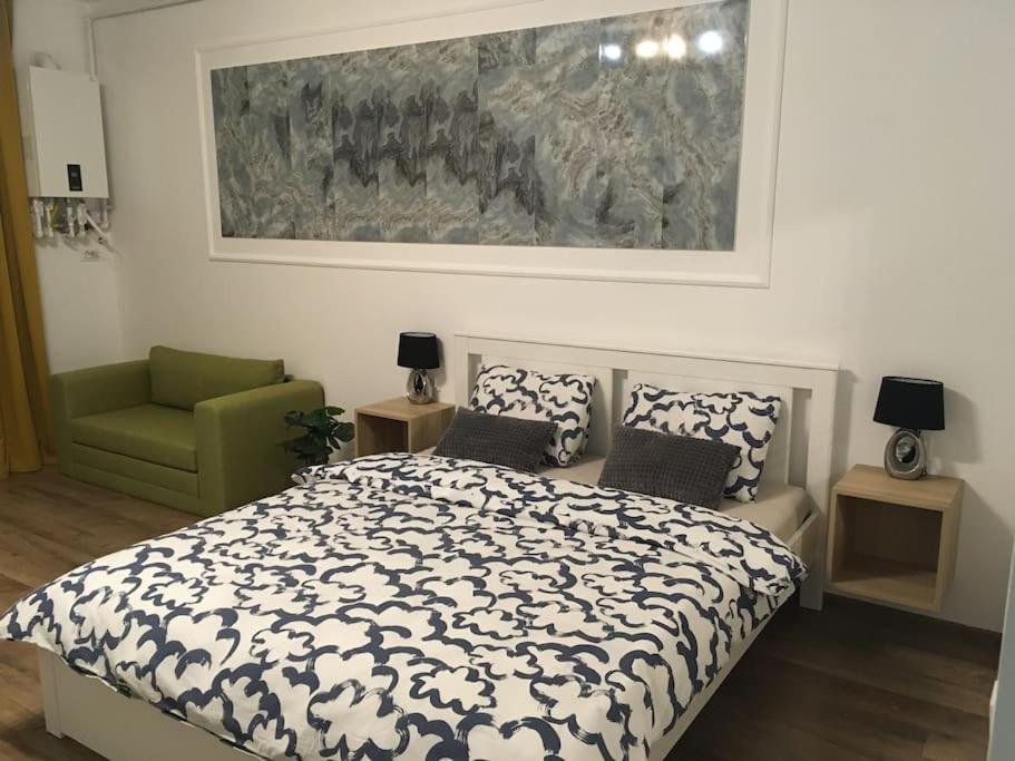 One-Bedroom Apartment photo 1