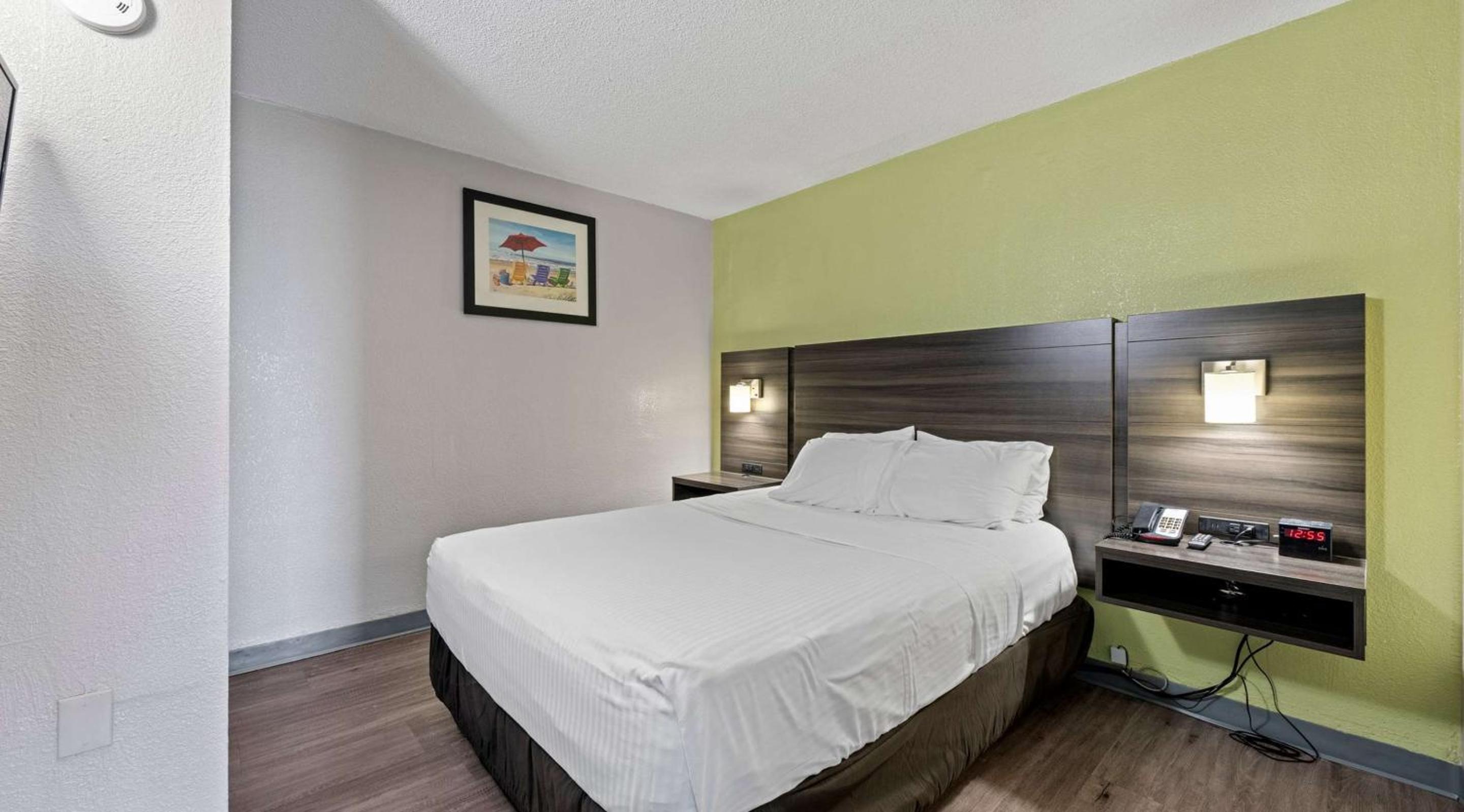 Queen Suite - Photo 1