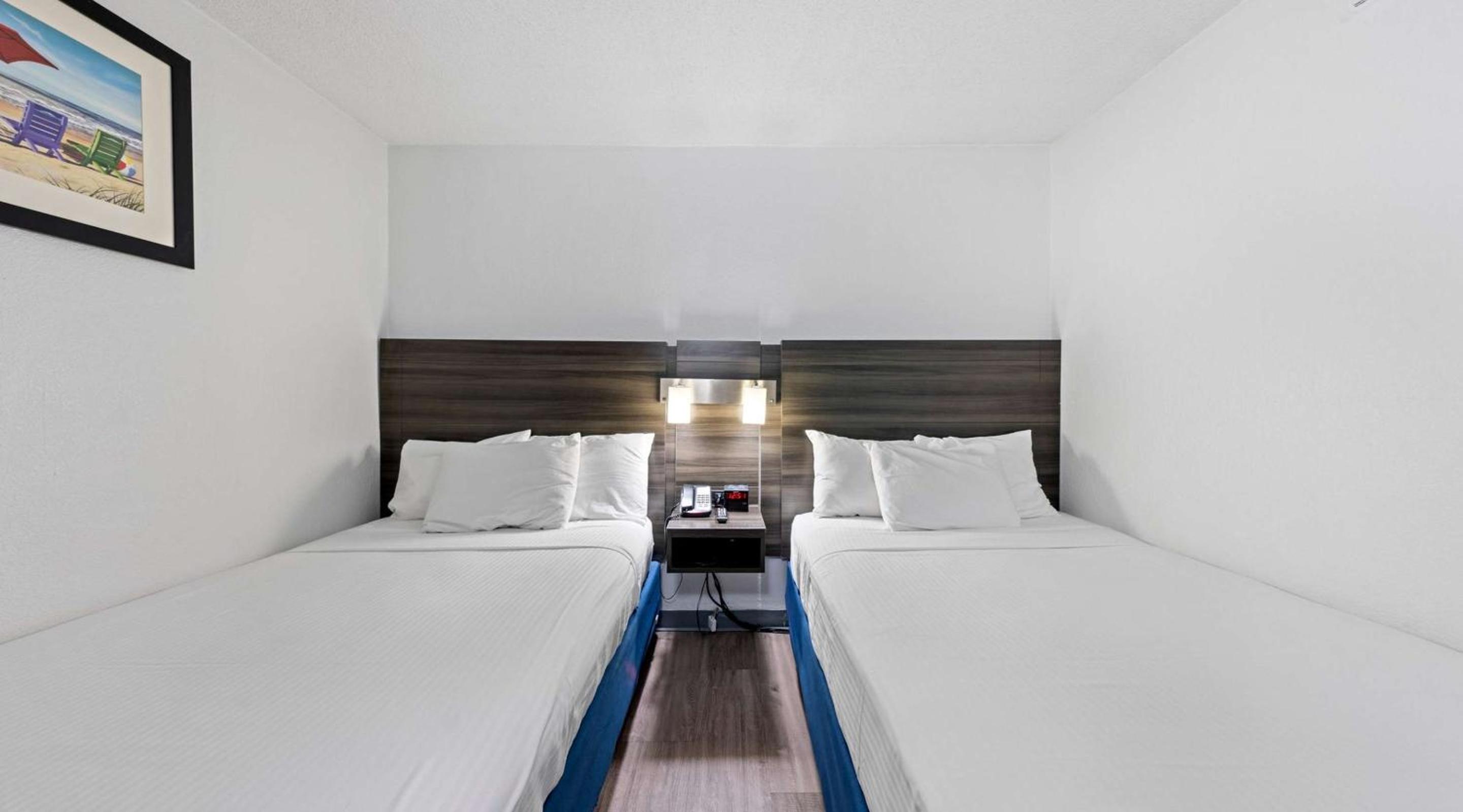 Suite with Two Double Beds and Balcony - Photo 1