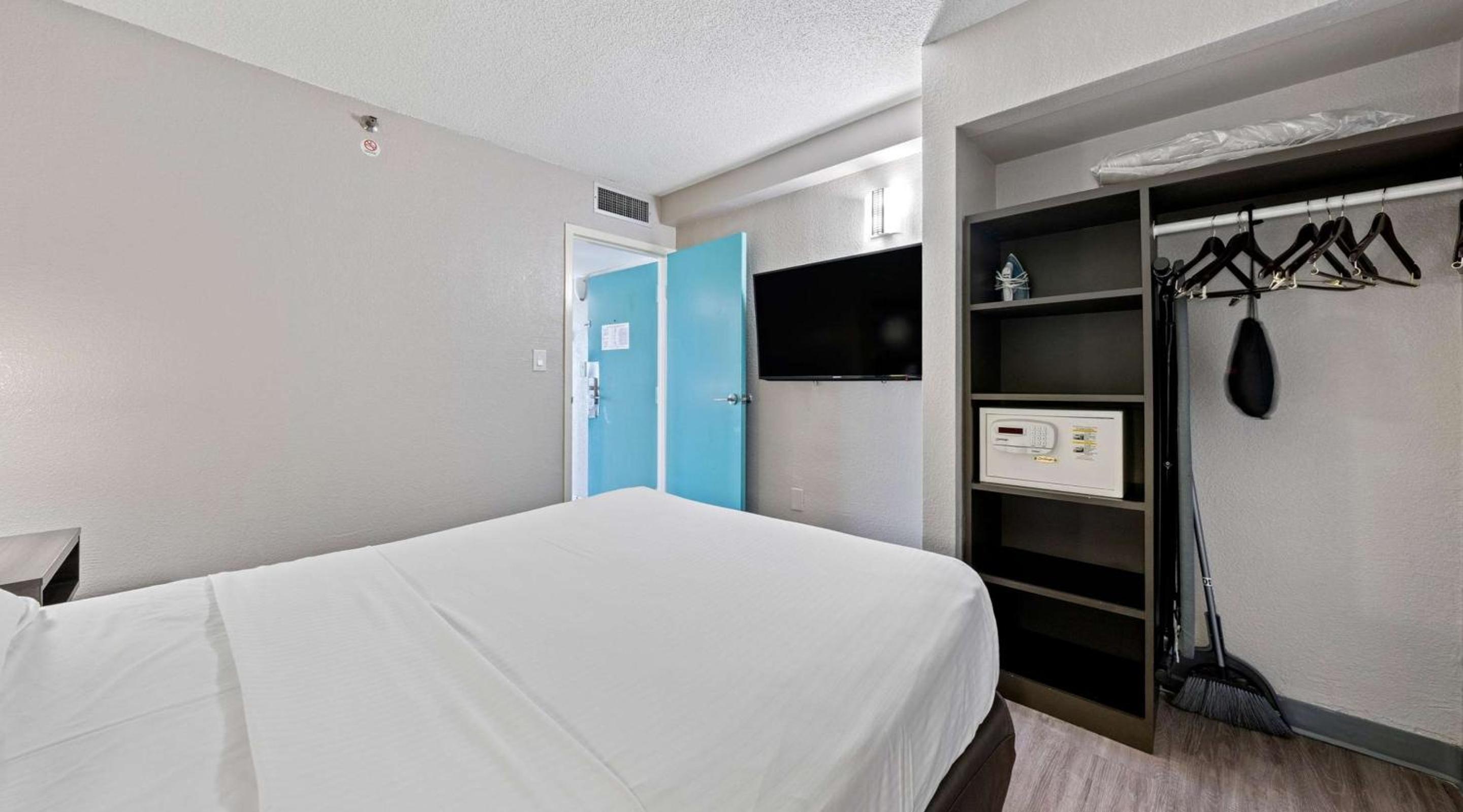 Queen Suite - Photo 2