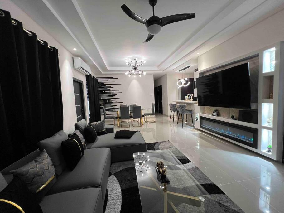 Three-Bedroom Villa photo 1