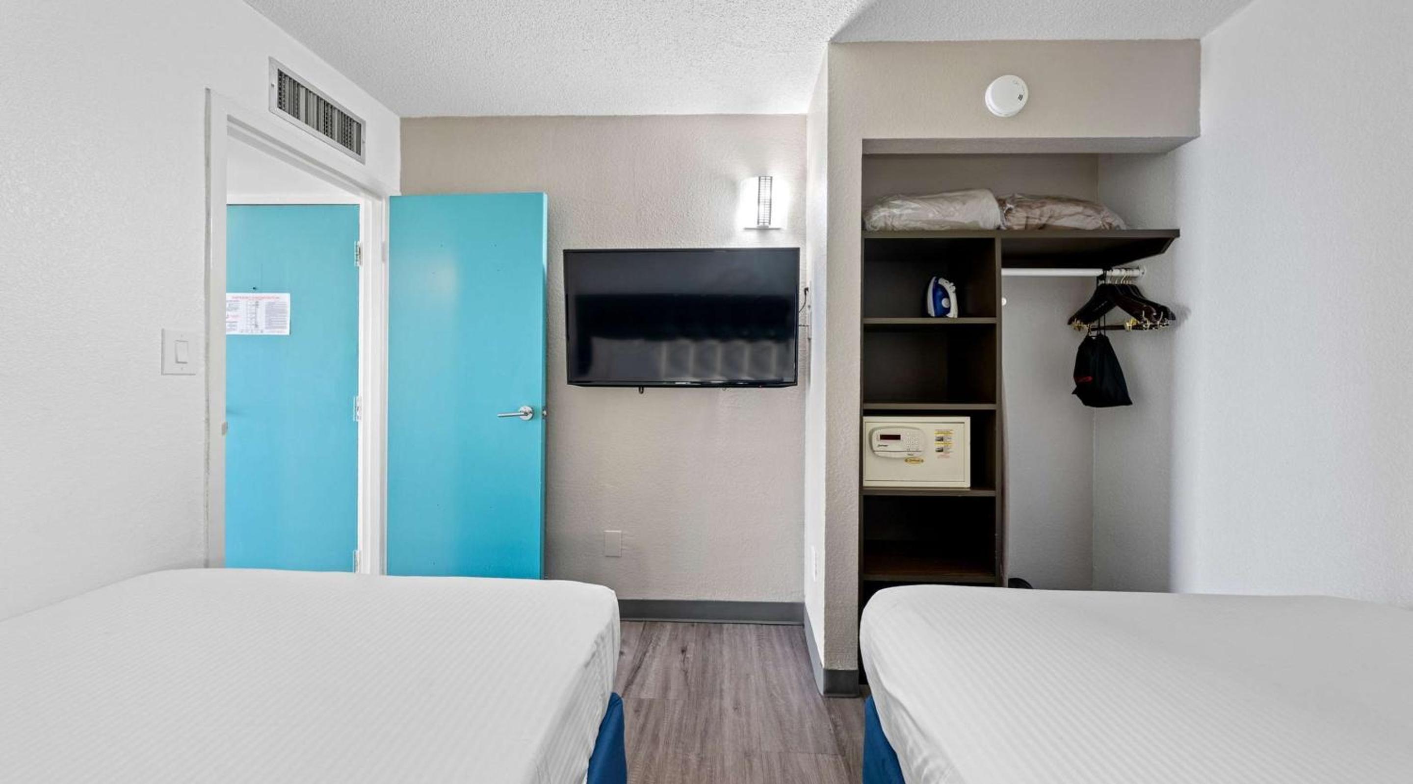 Suite with Two Double Beds and Balcony - Photo 2