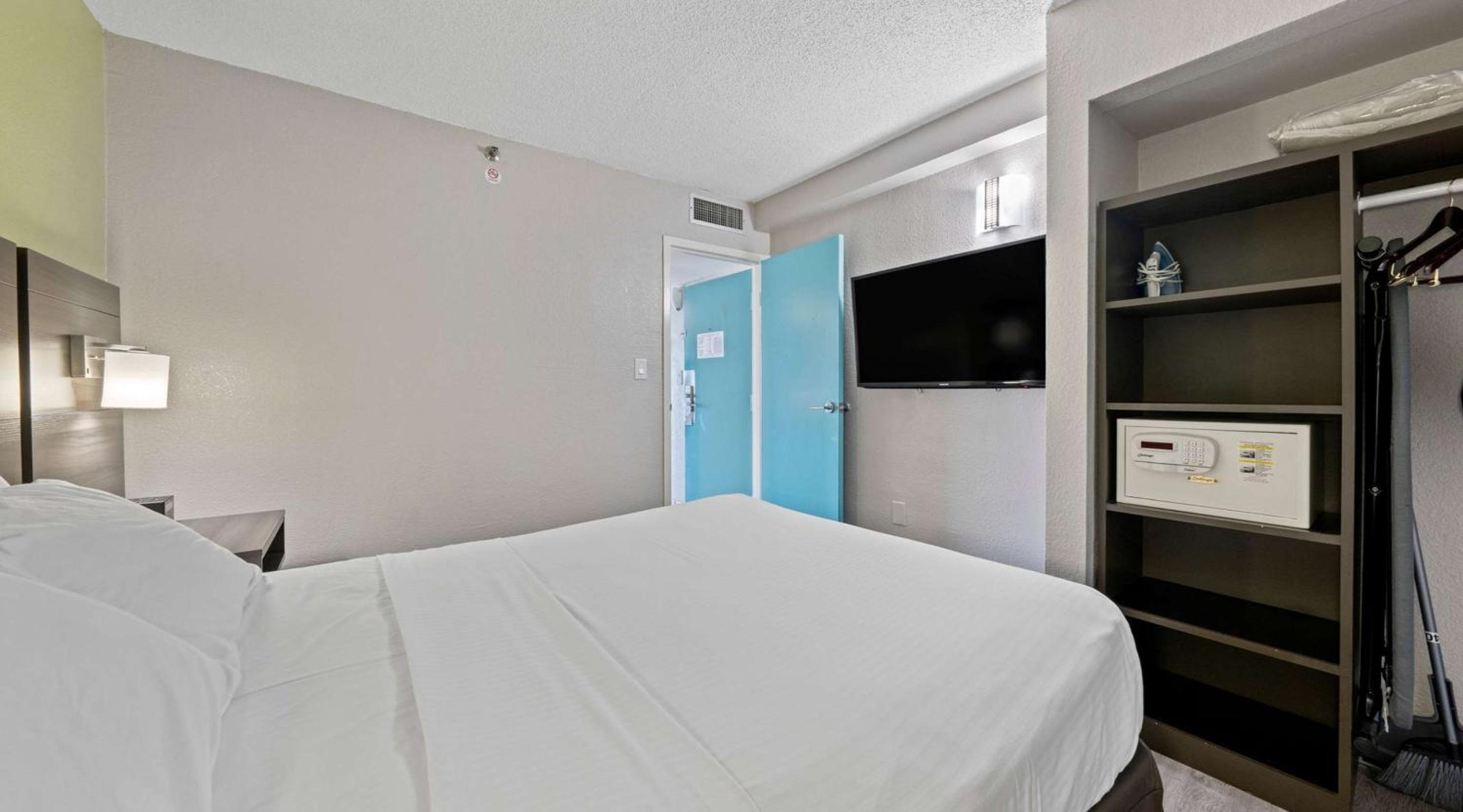 Queen Suite - Photo 3
