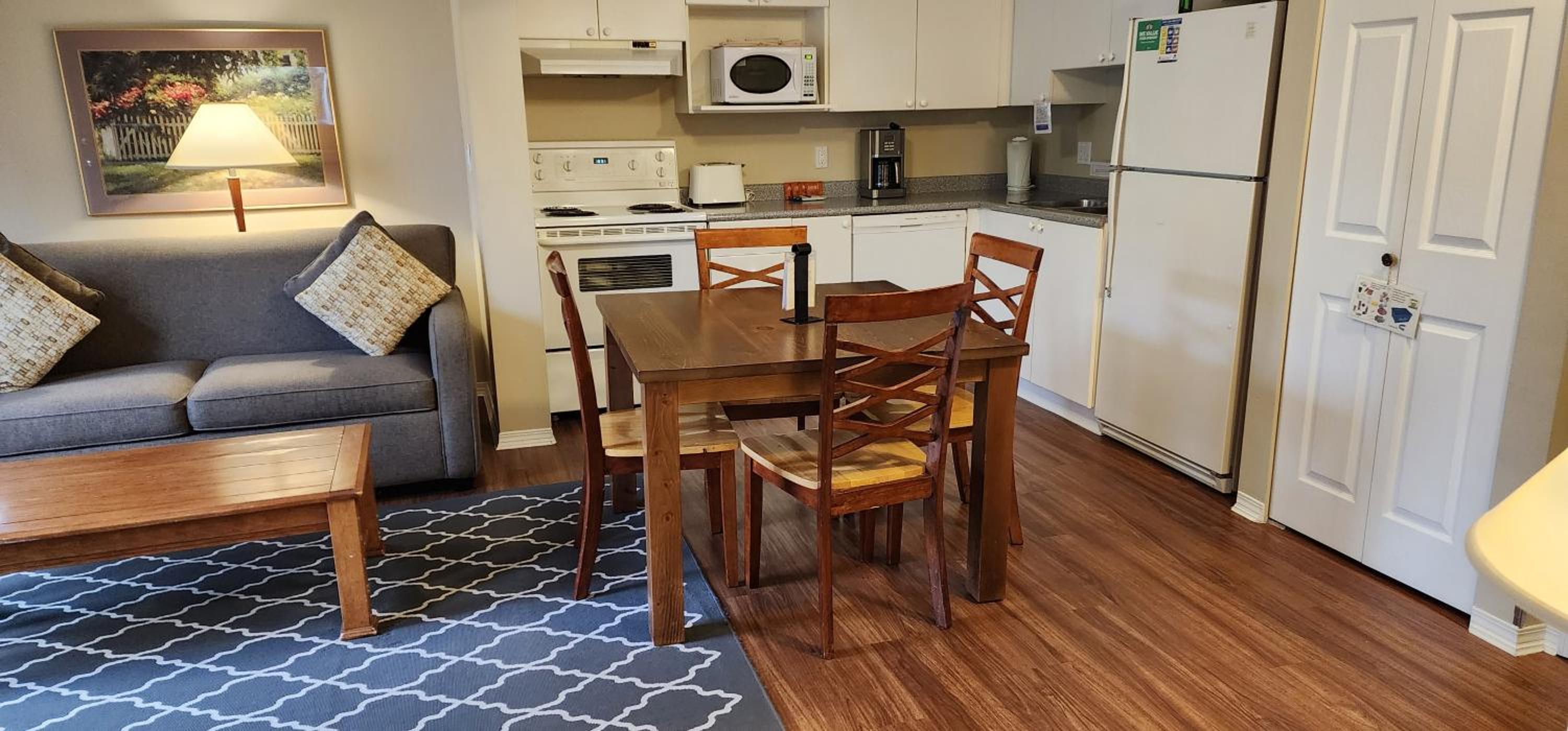 One Bedroom and Den Robson photo 3