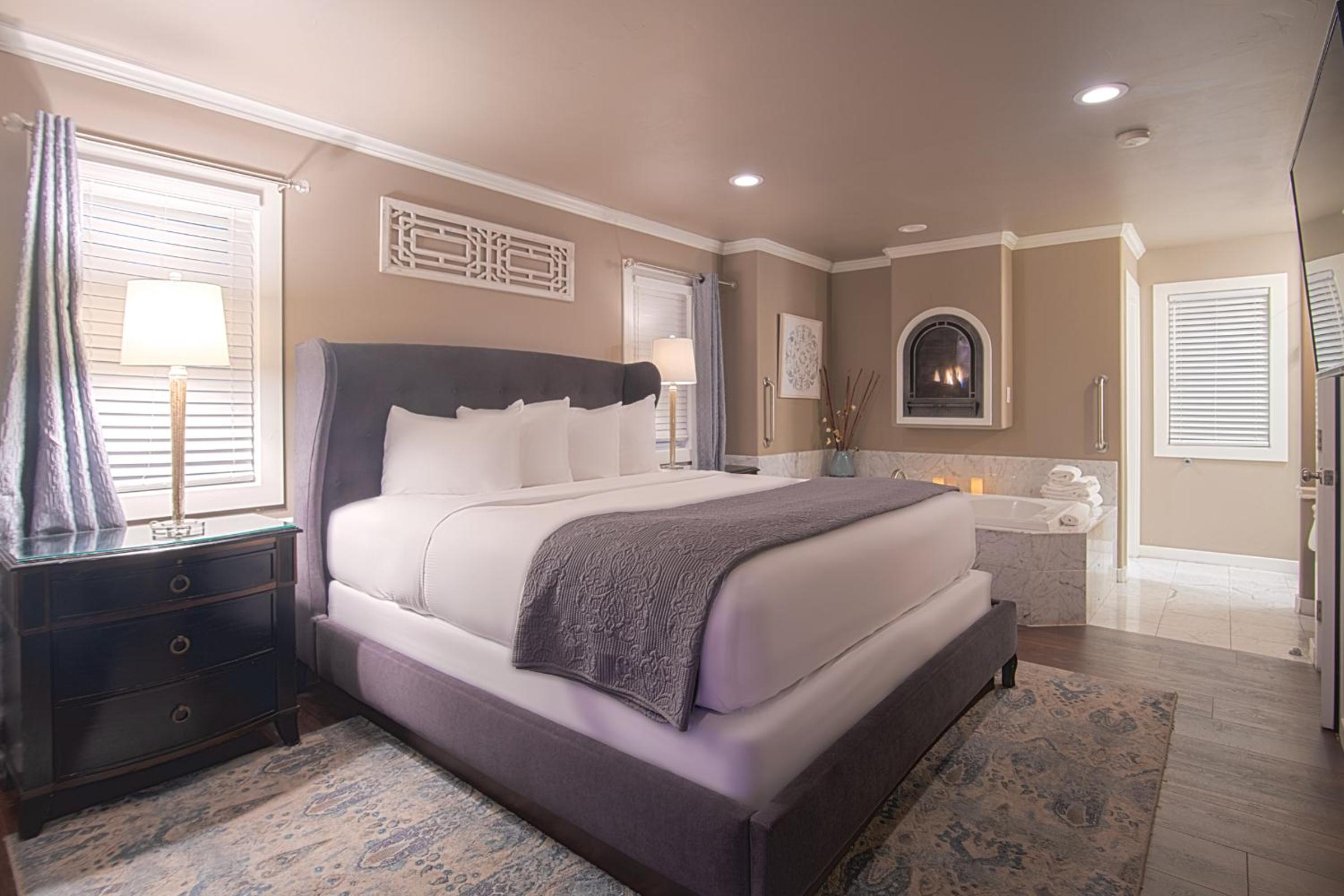 Serenity Couples Spa Suite with Balcony photo 2