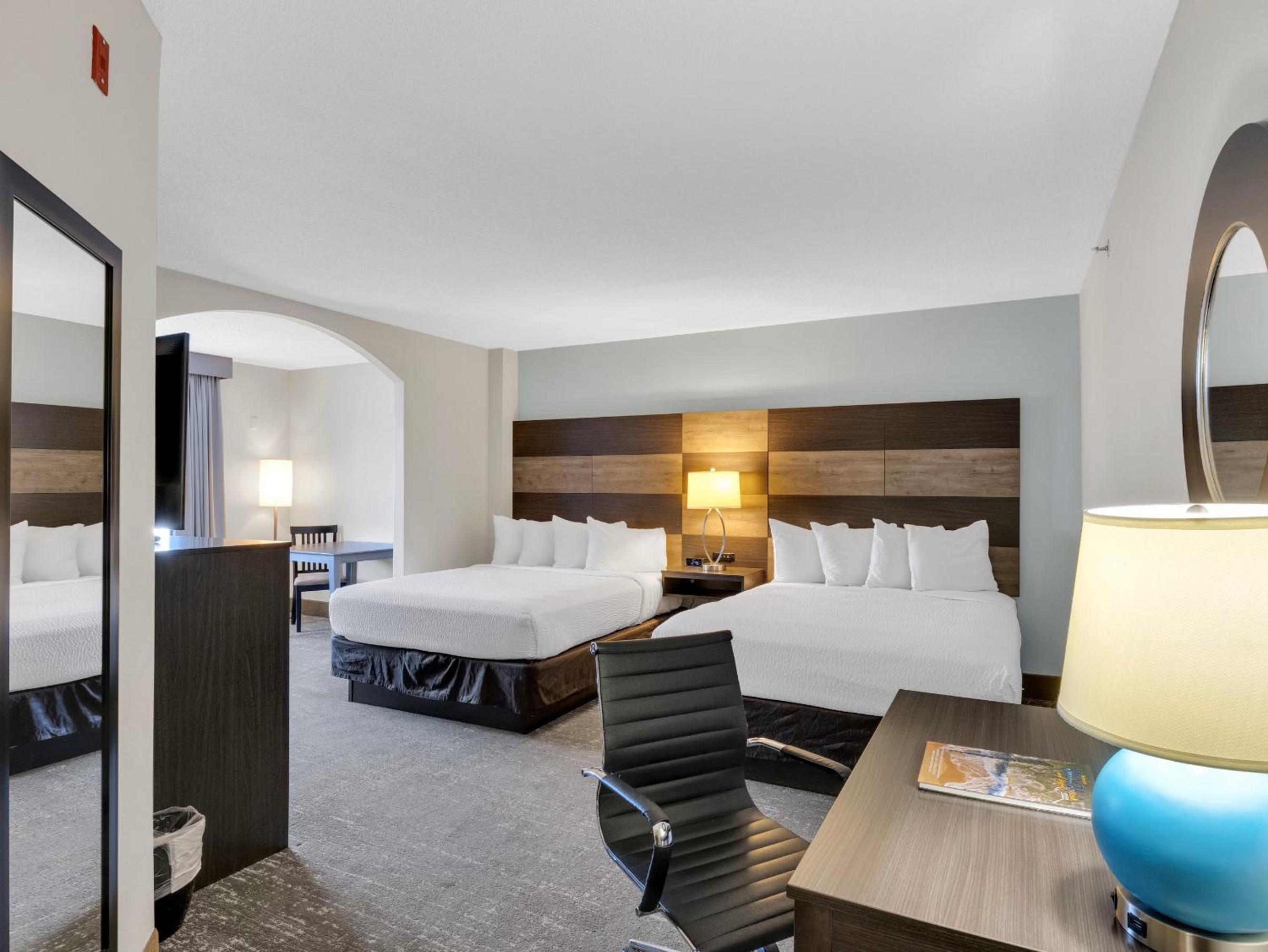Deluxe Queen Suite - Photo 1
