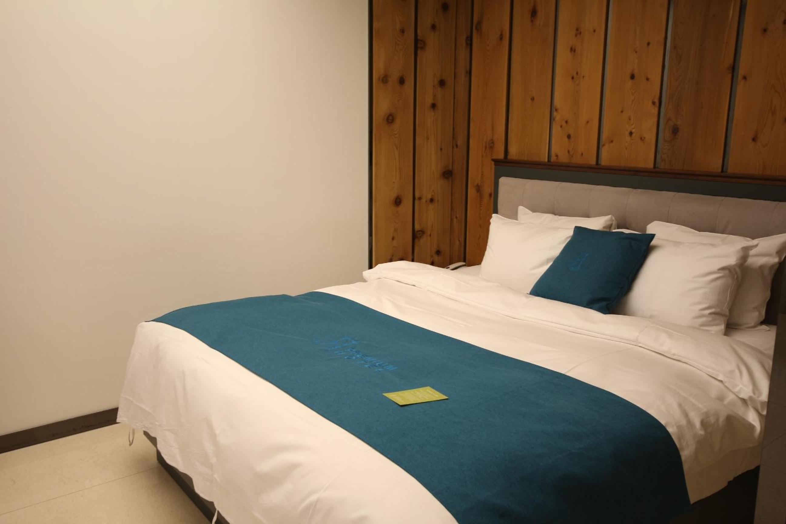 Deluxe Room - Photo 17