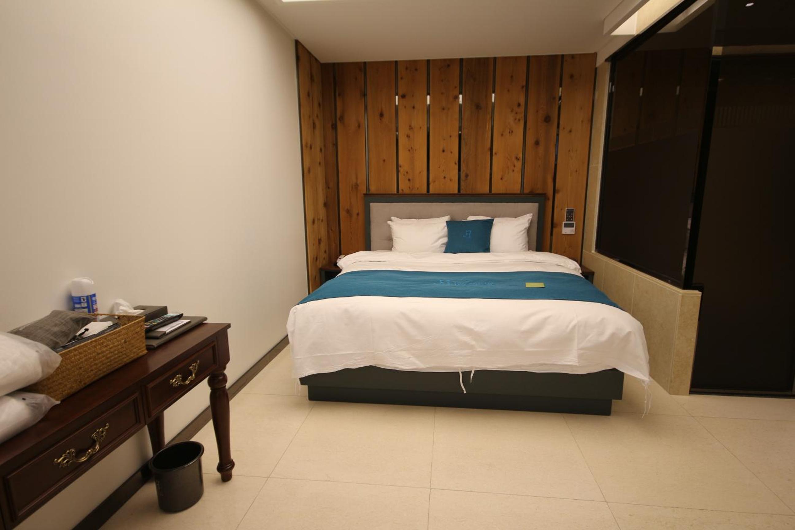 Deluxe Room - Photo 15