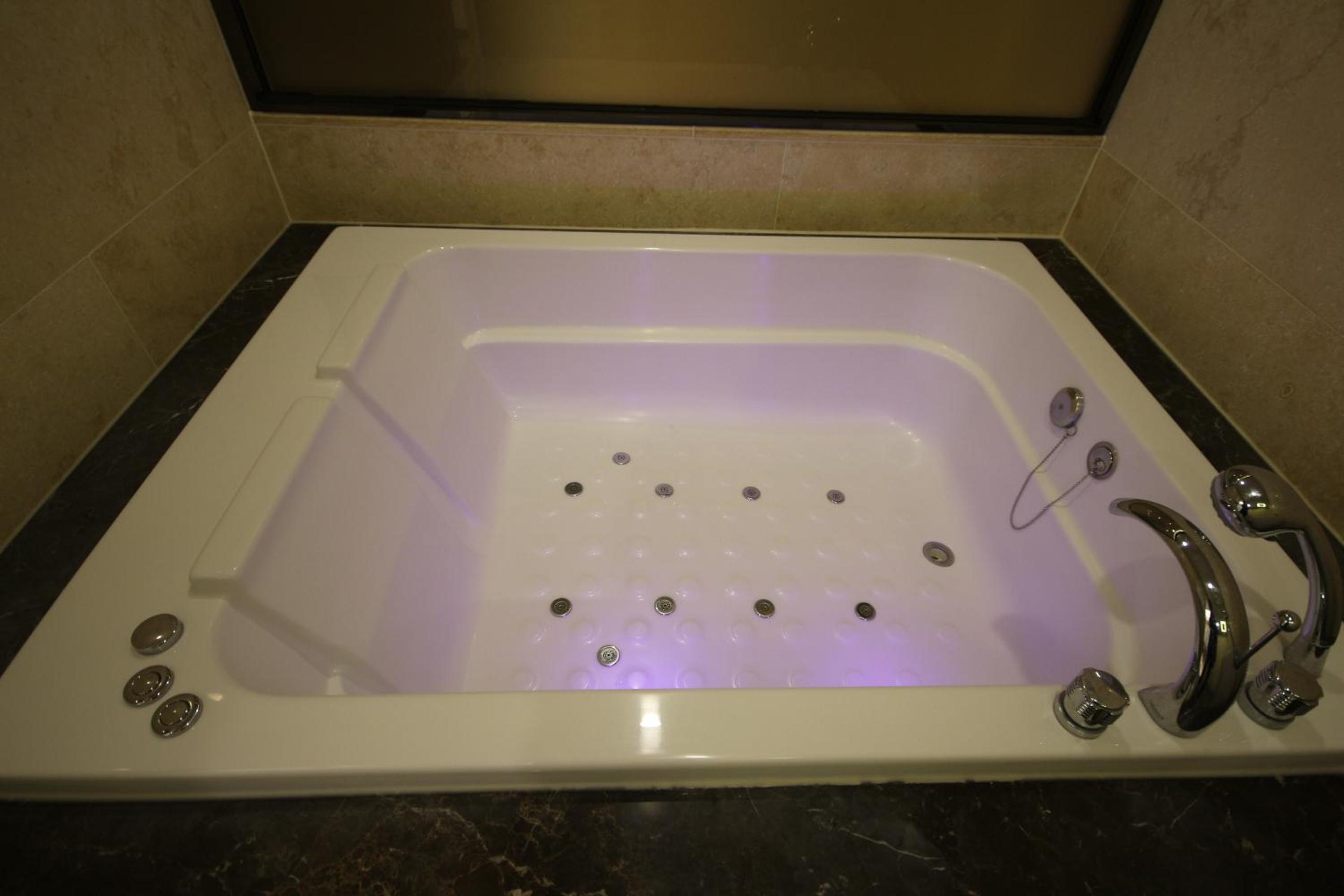 Deluxe Room - Photo 6