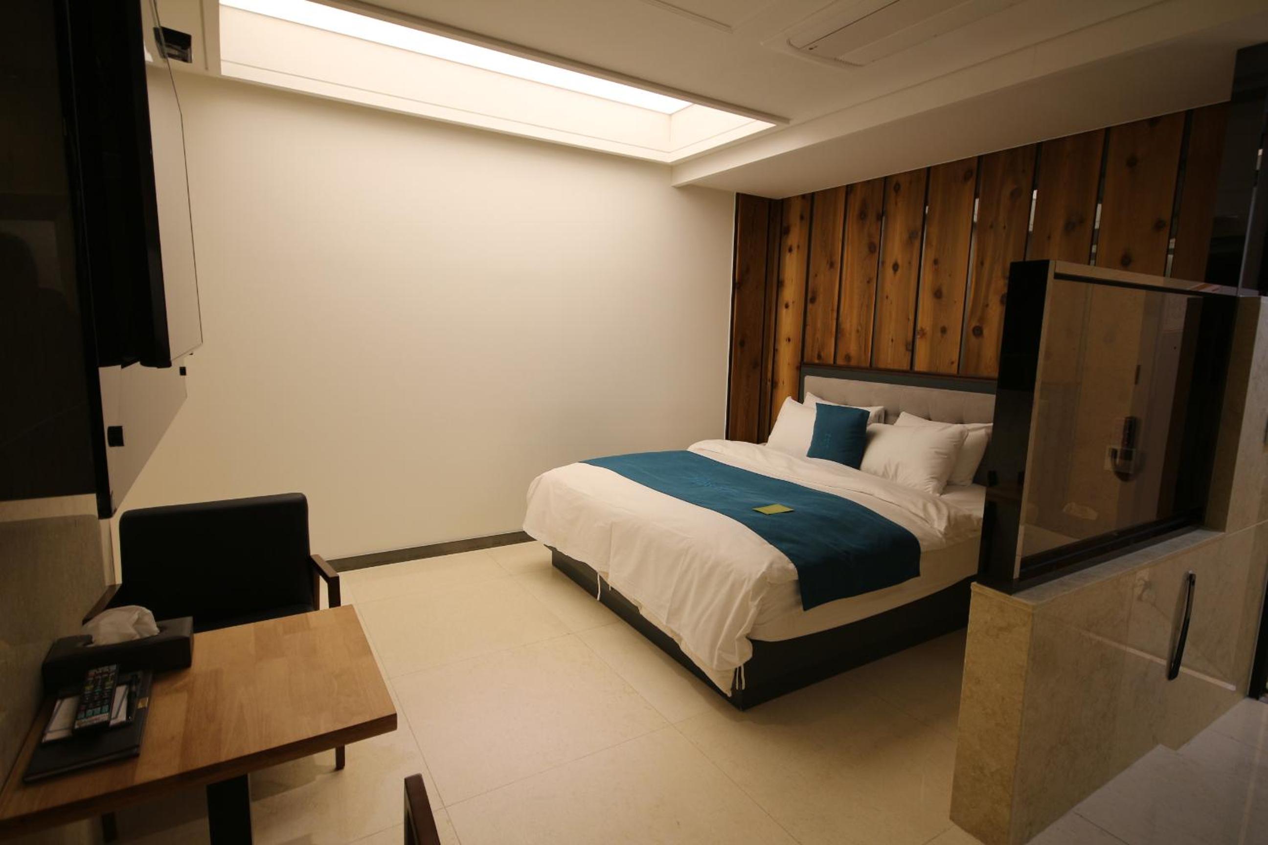 Deluxe Room - Photo 5