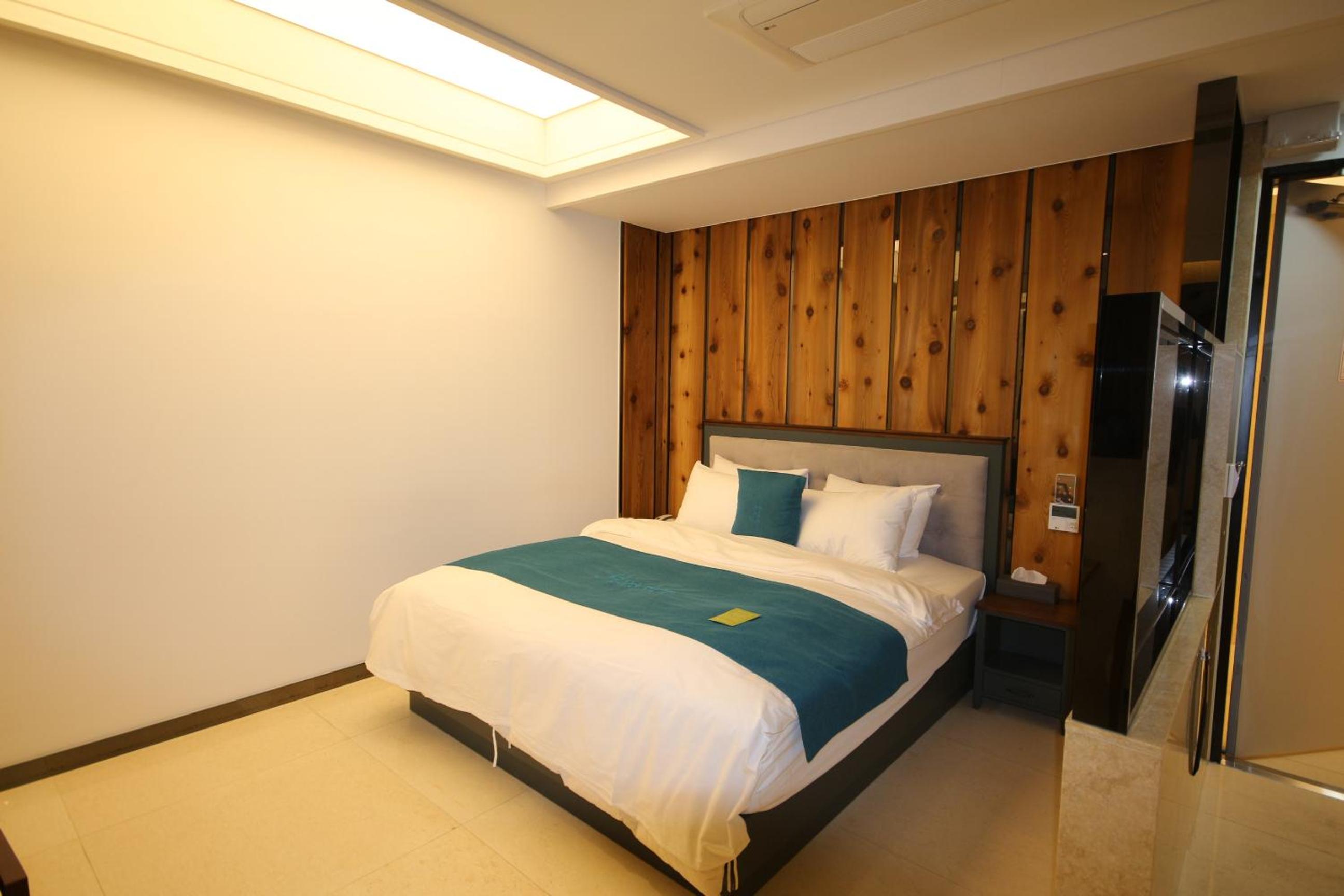 Deluxe Room - Photo 11