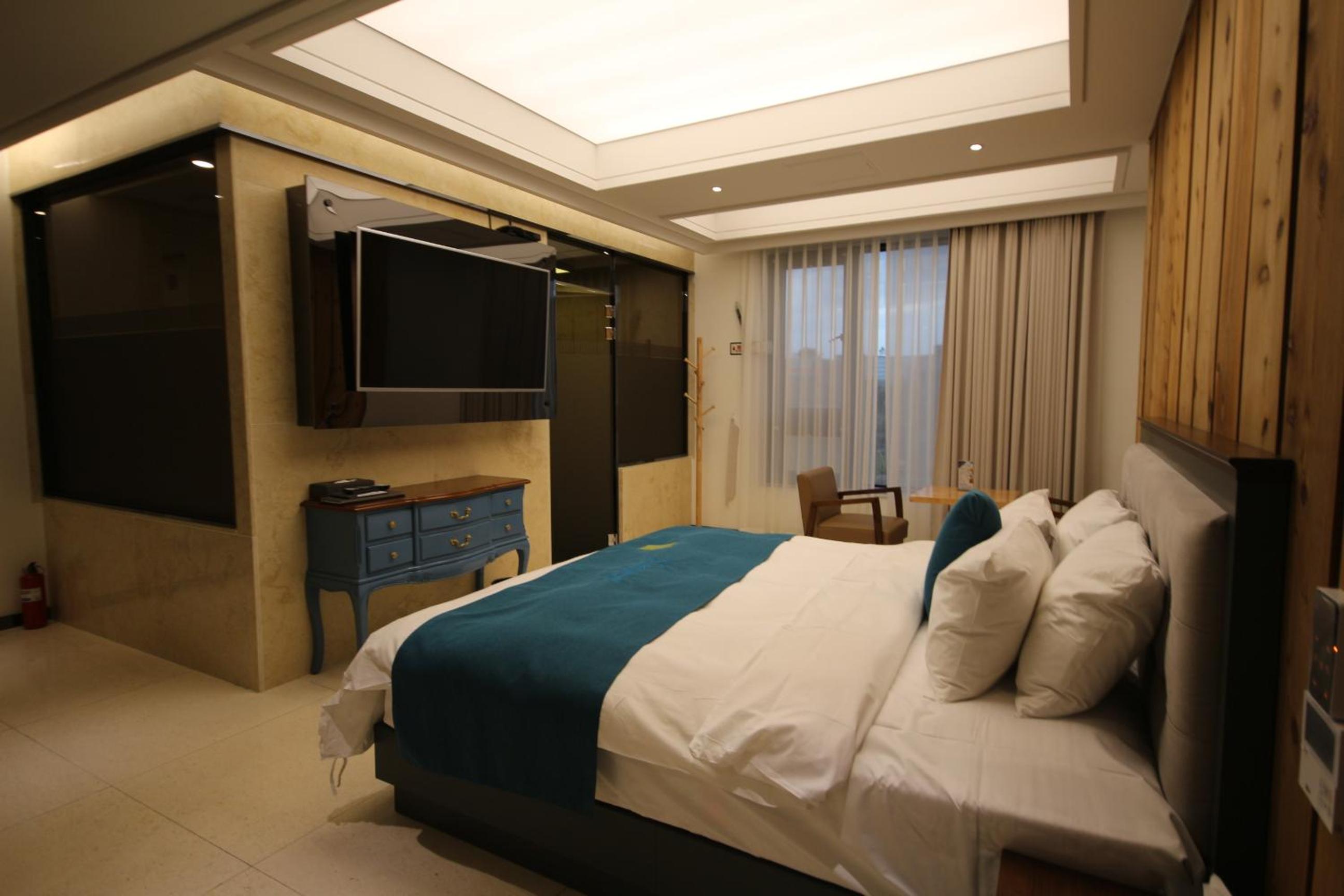 Deluxe Room - Photo 29