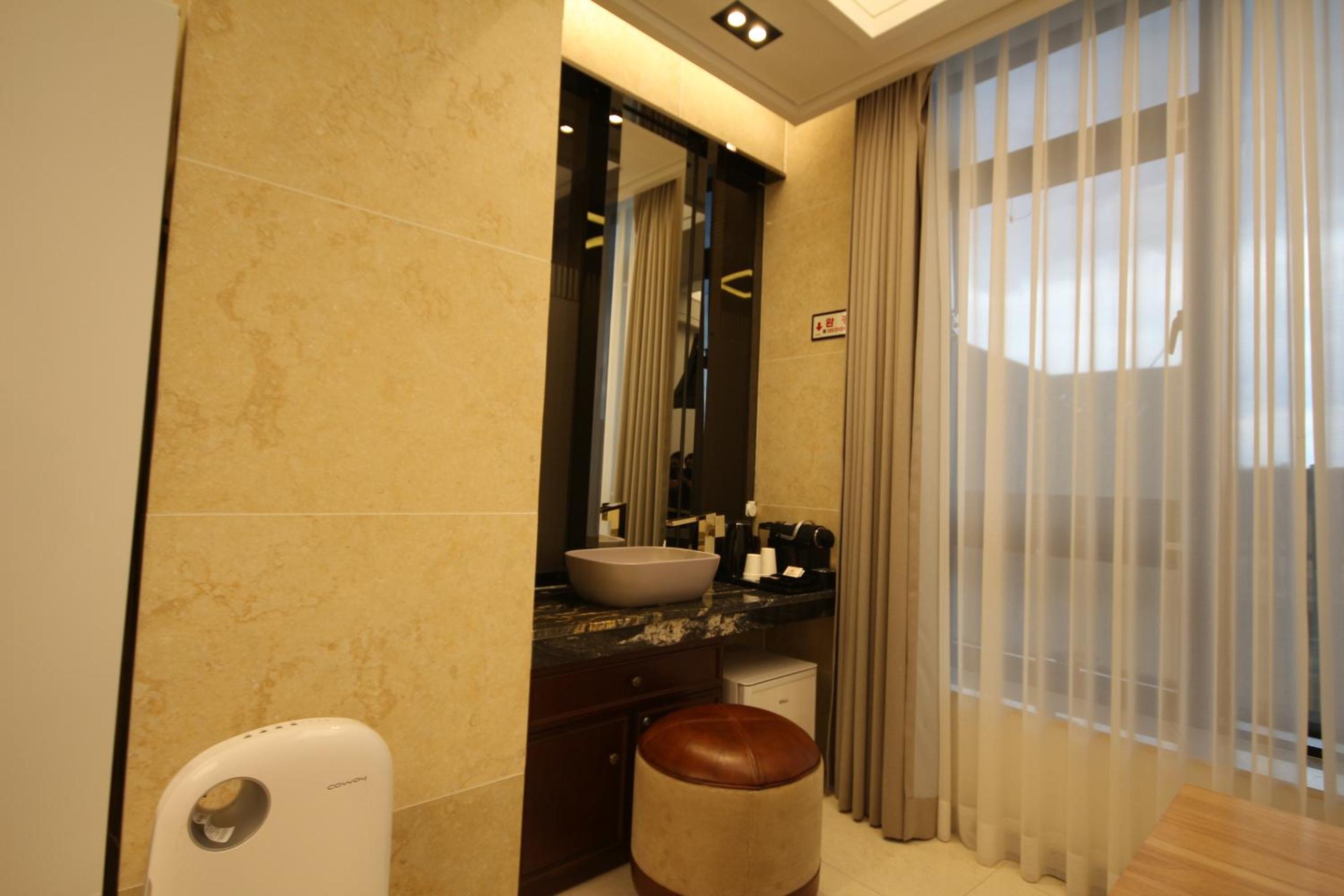 Deluxe Room - Photo 12