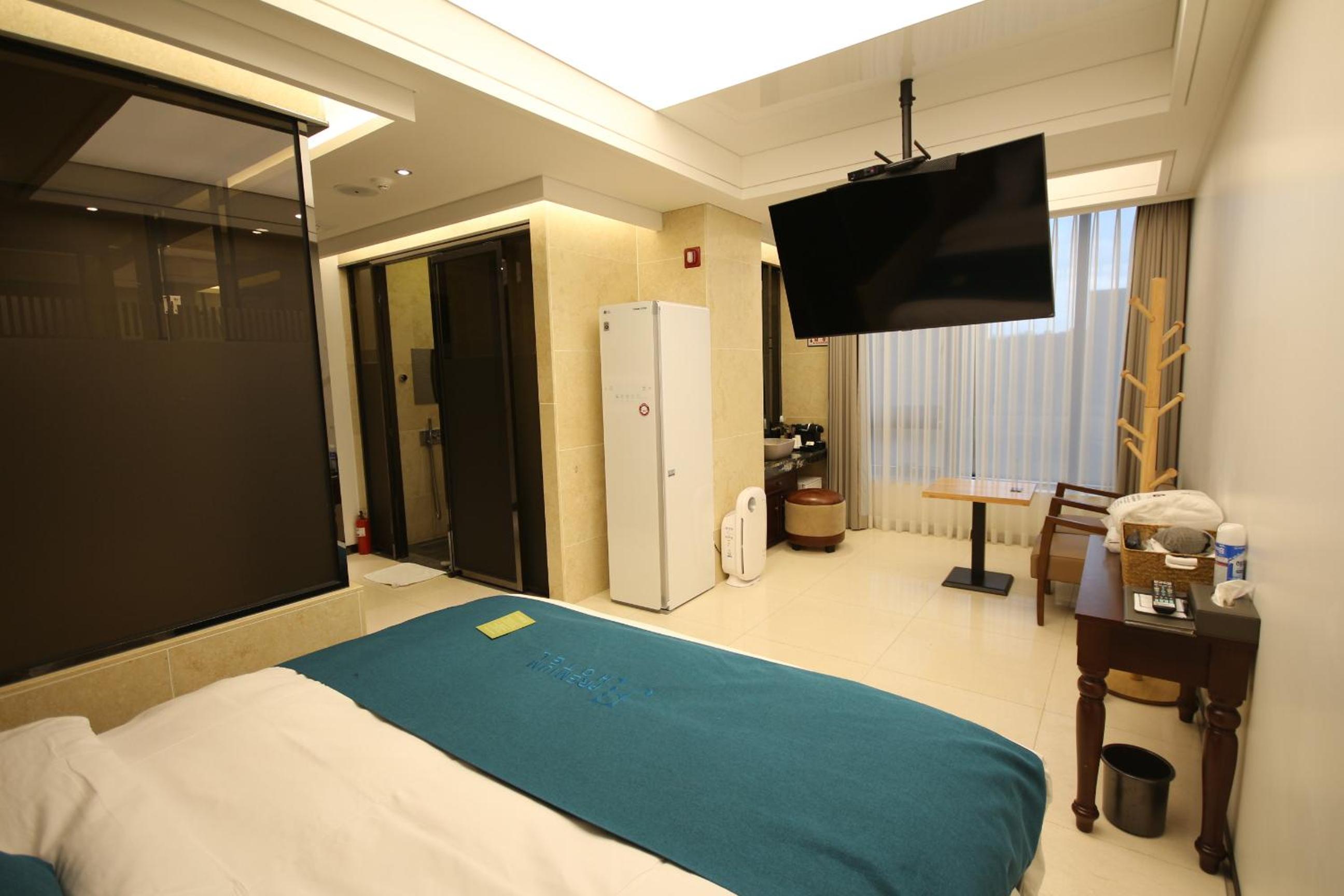Deluxe Room - Photo 10