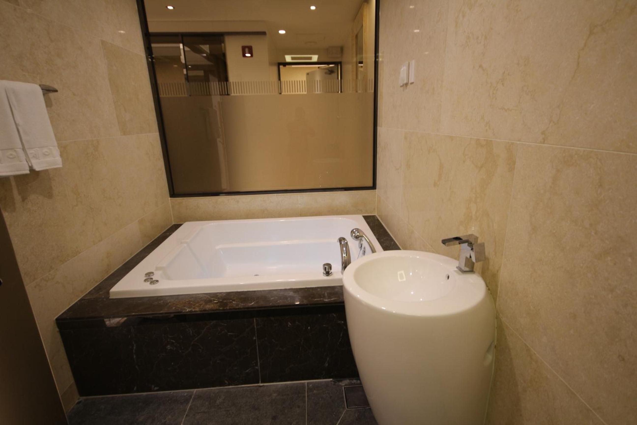 Deluxe Room - Photo 13