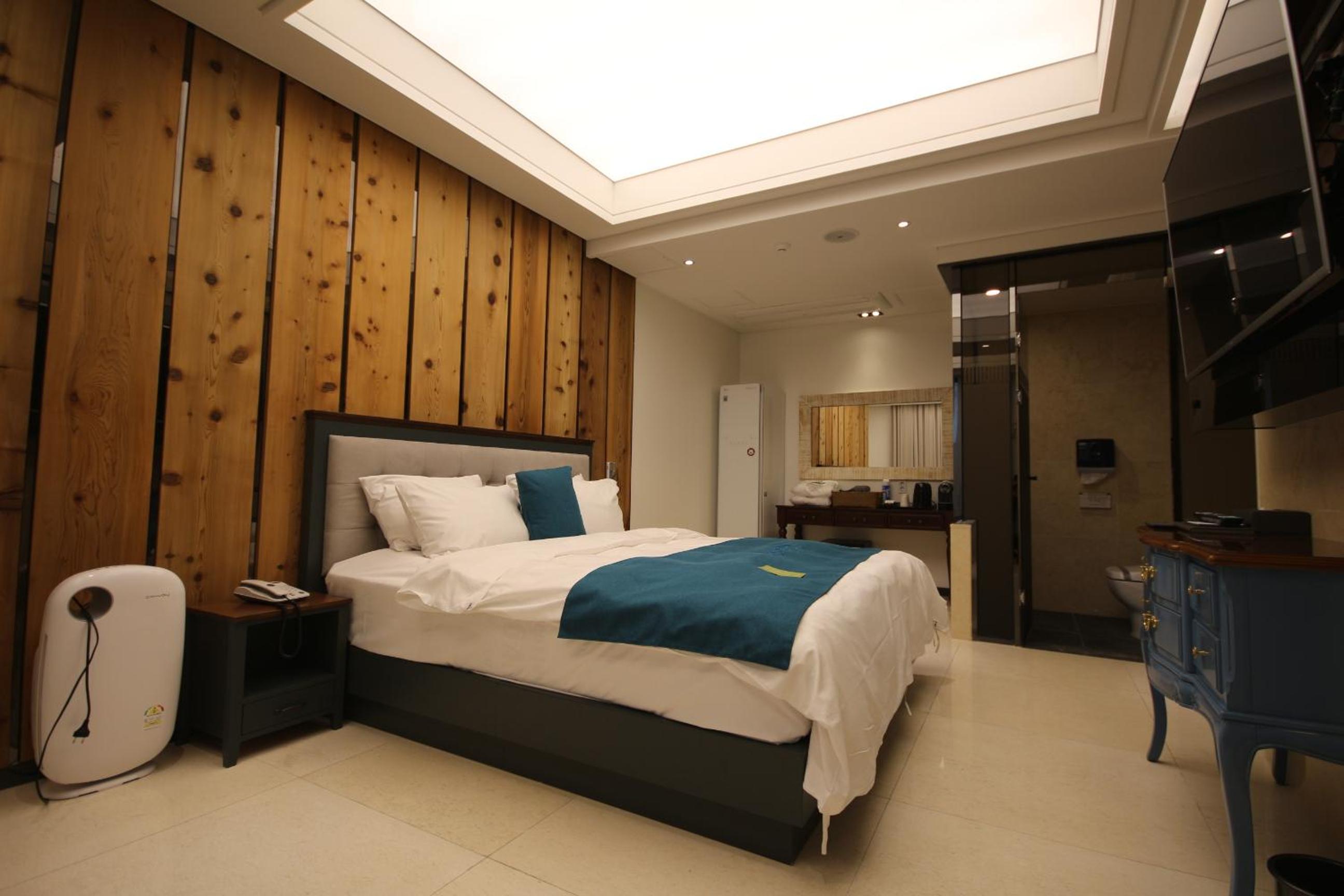 Deluxe Room - Photo 27