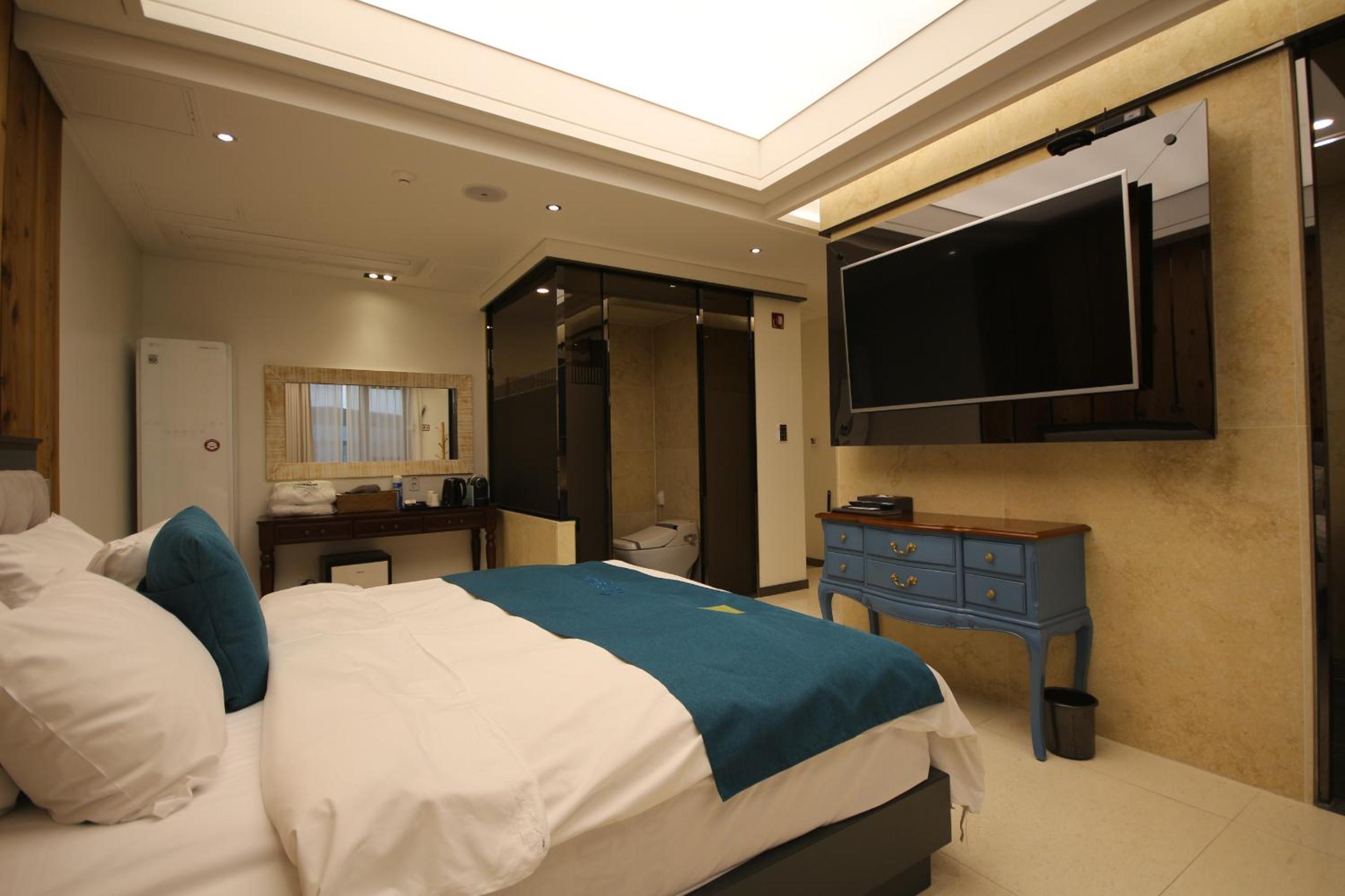 Deluxe Room - Photo 16