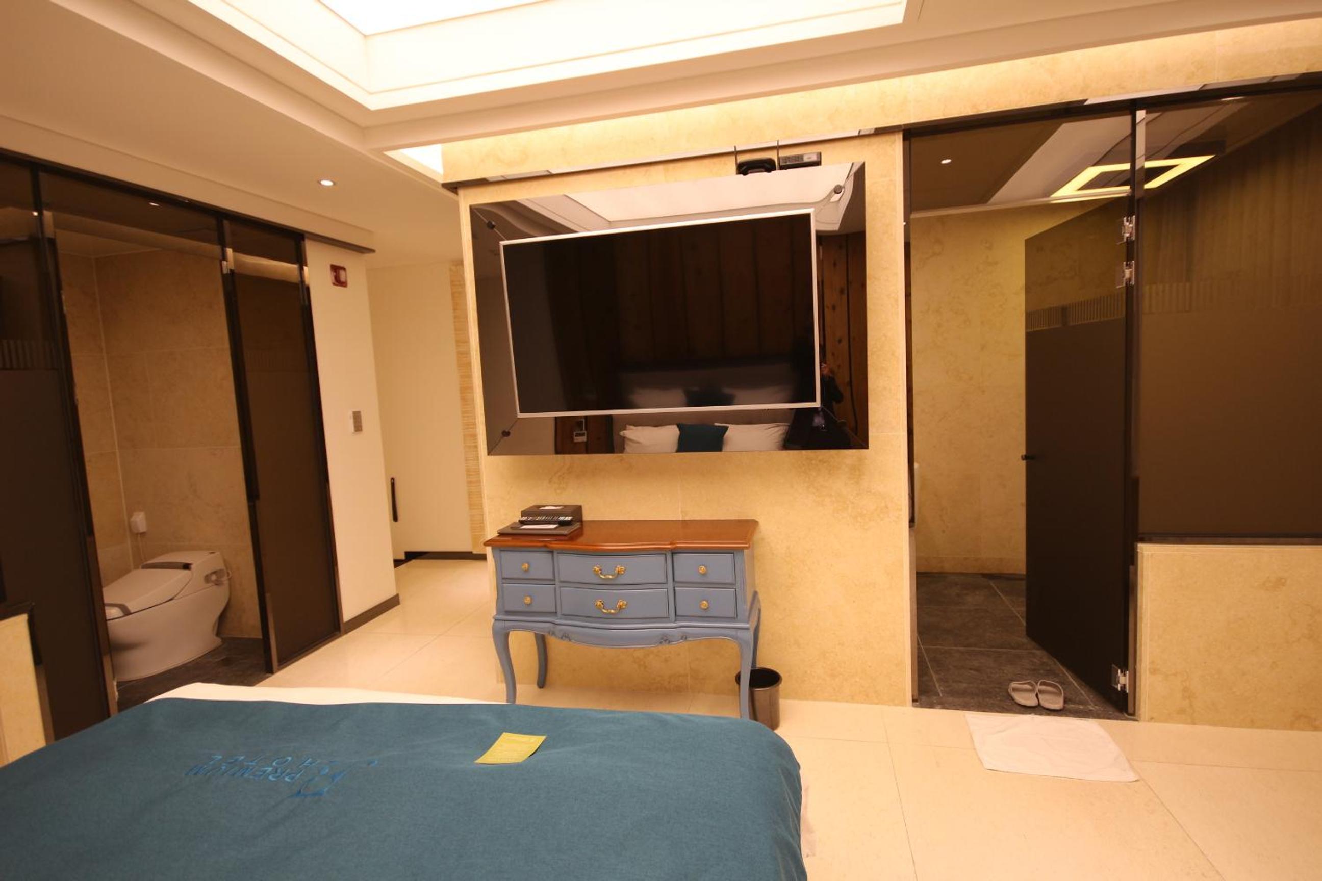 Deluxe Room - Photo 20