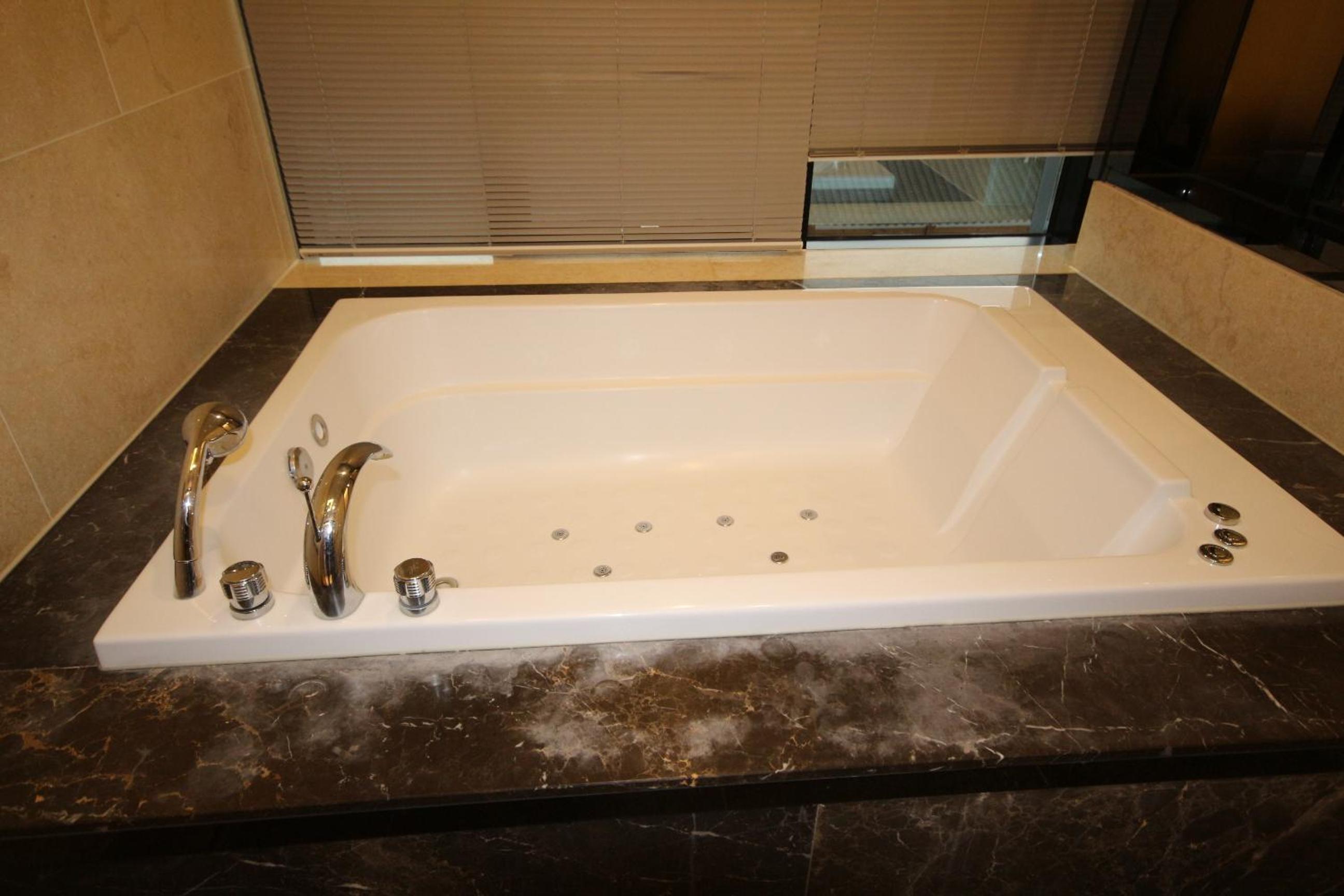 Deluxe Room - Photo 21