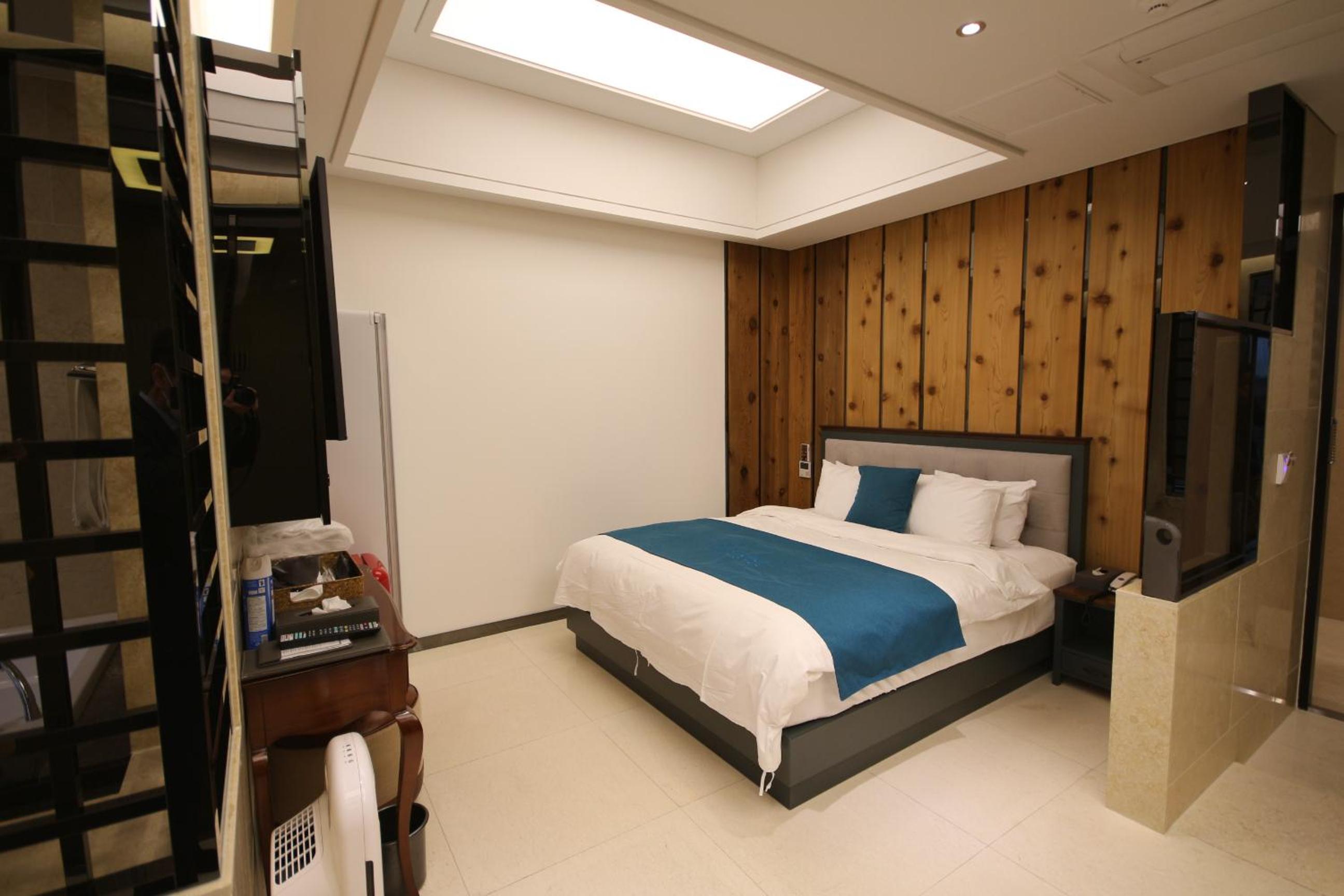 Premium Room - Photo 13